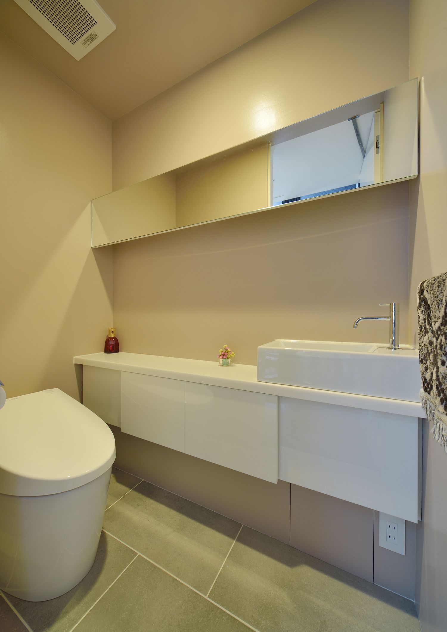 薄型手洗いが取り付けられたトイレ・デザイン住宅