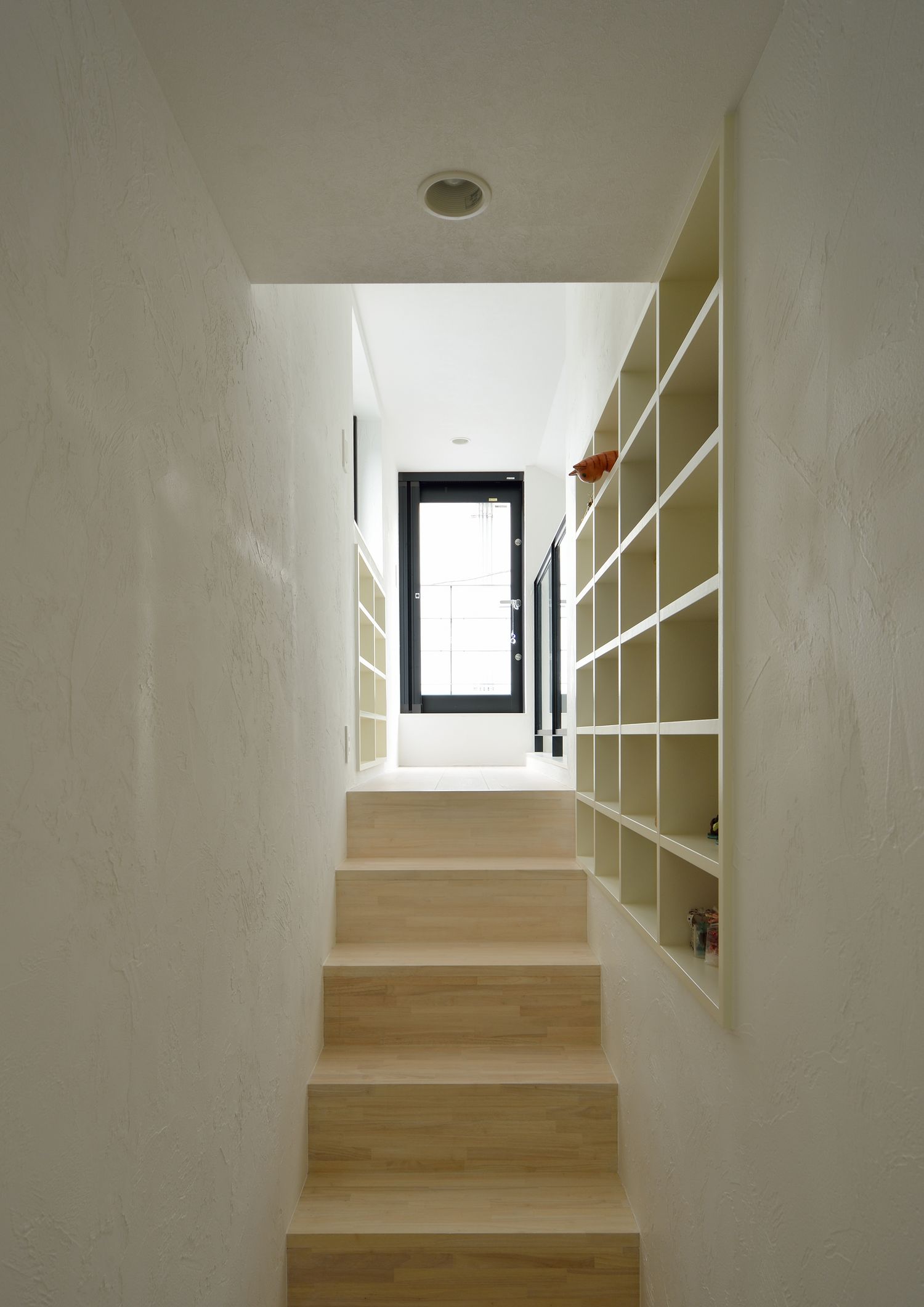 壁面収納がある階段・デザイン住宅