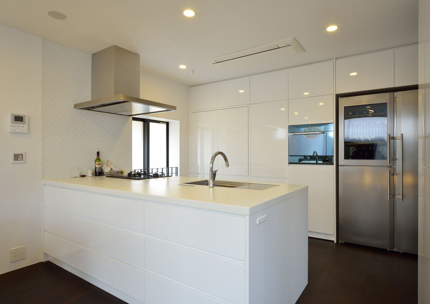 扉付きのカップボードがある白いキッチン・デザイン住宅