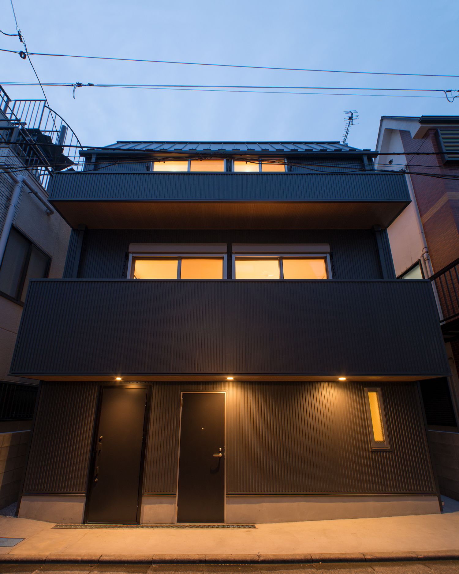 玄関の軒天井にダウンライトが取り付けられた黒い外壁の家・デザイン住宅 注文住宅・デザイン住宅建築実例_『CASE549 招きの家』_外観