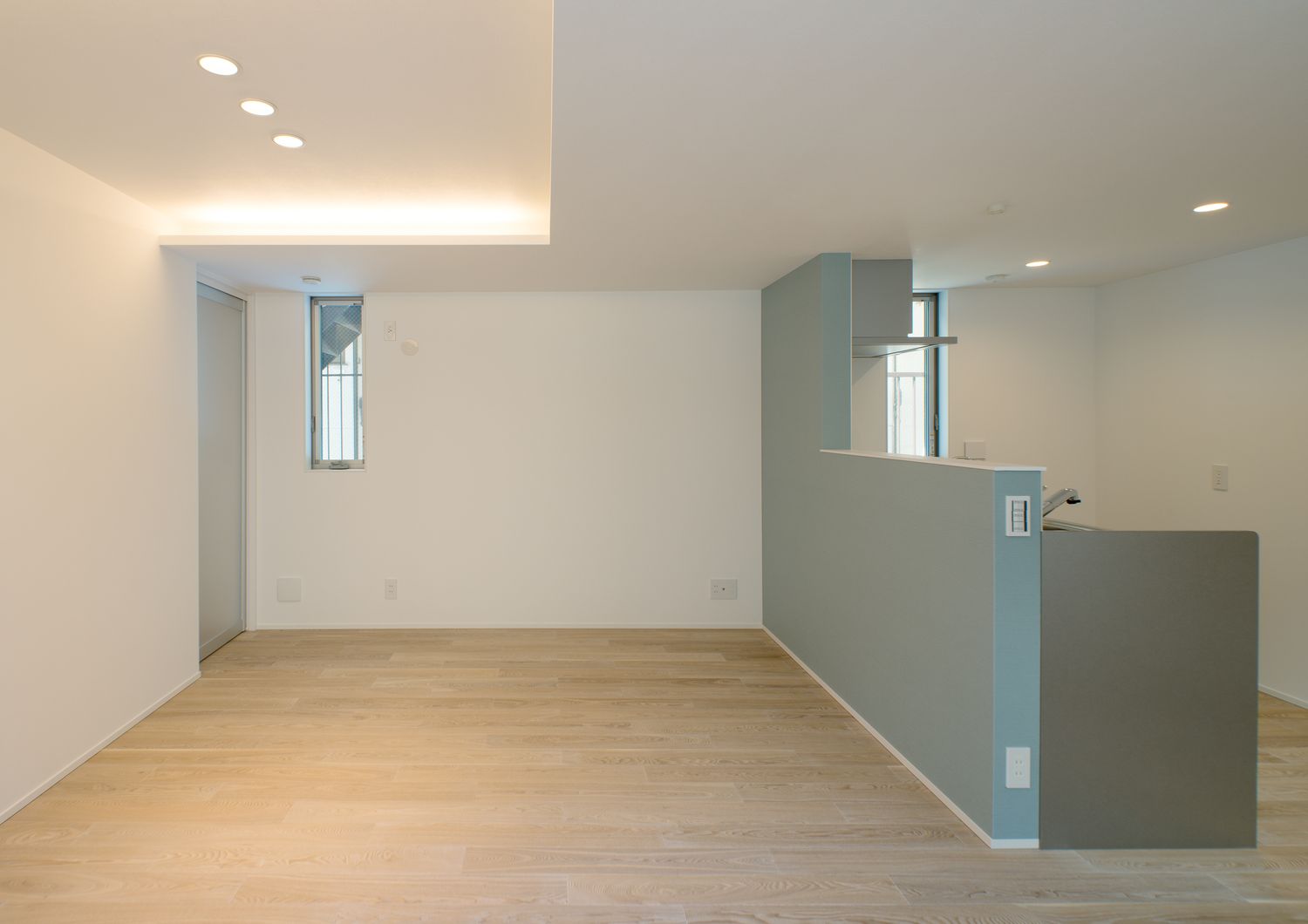 折り上げ天井があるシンプルでおしゃれなLDK・デザイン住宅 注文住宅・デザイン住宅建築実例_『CASE549 招きの家』_LDK