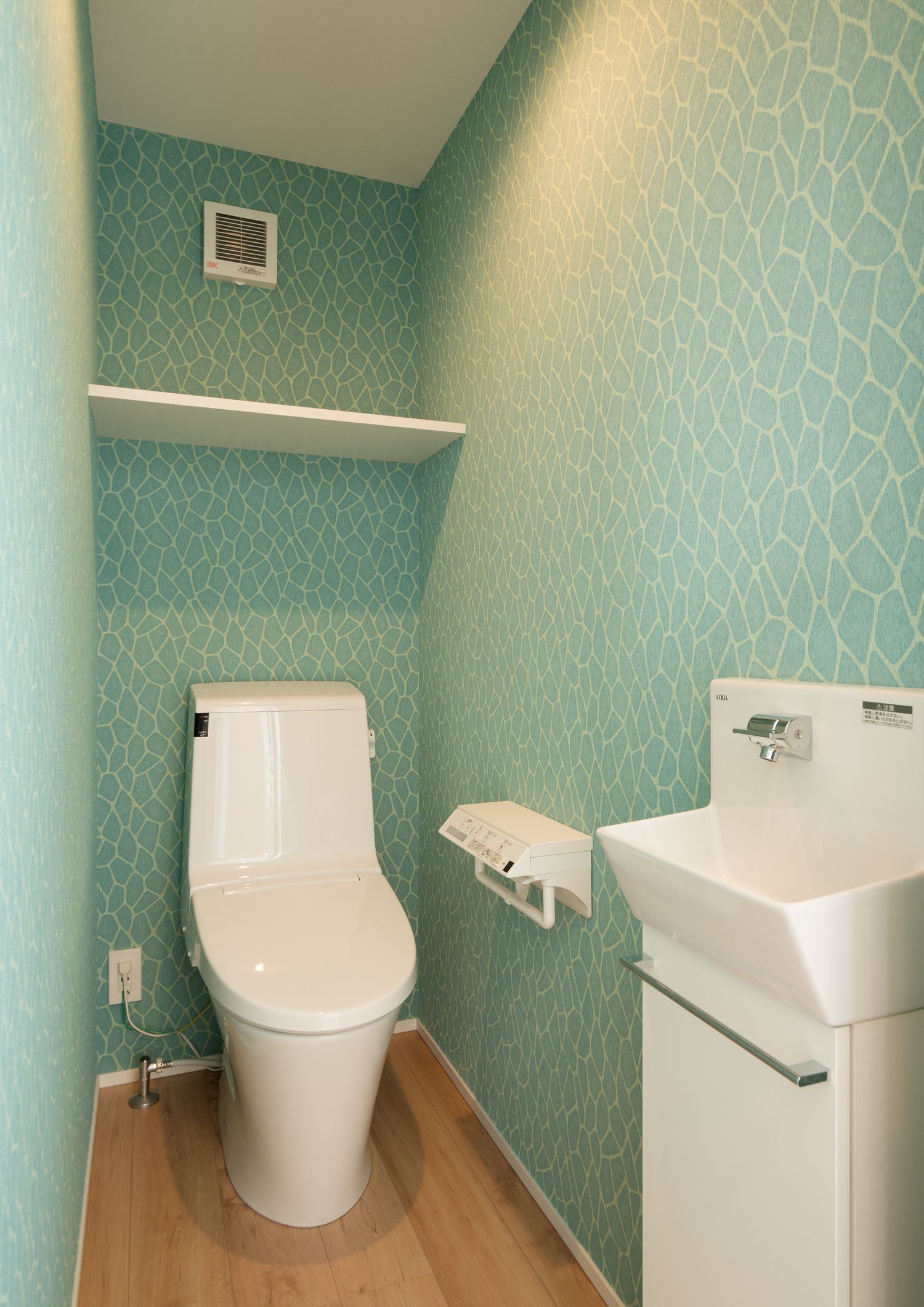 柄のクロスを貼った、手洗いカウンターのあるトイレ・デザイン住宅 注文住宅・デザイン住宅建築実例_『CASE549 招きの家』_トイレ