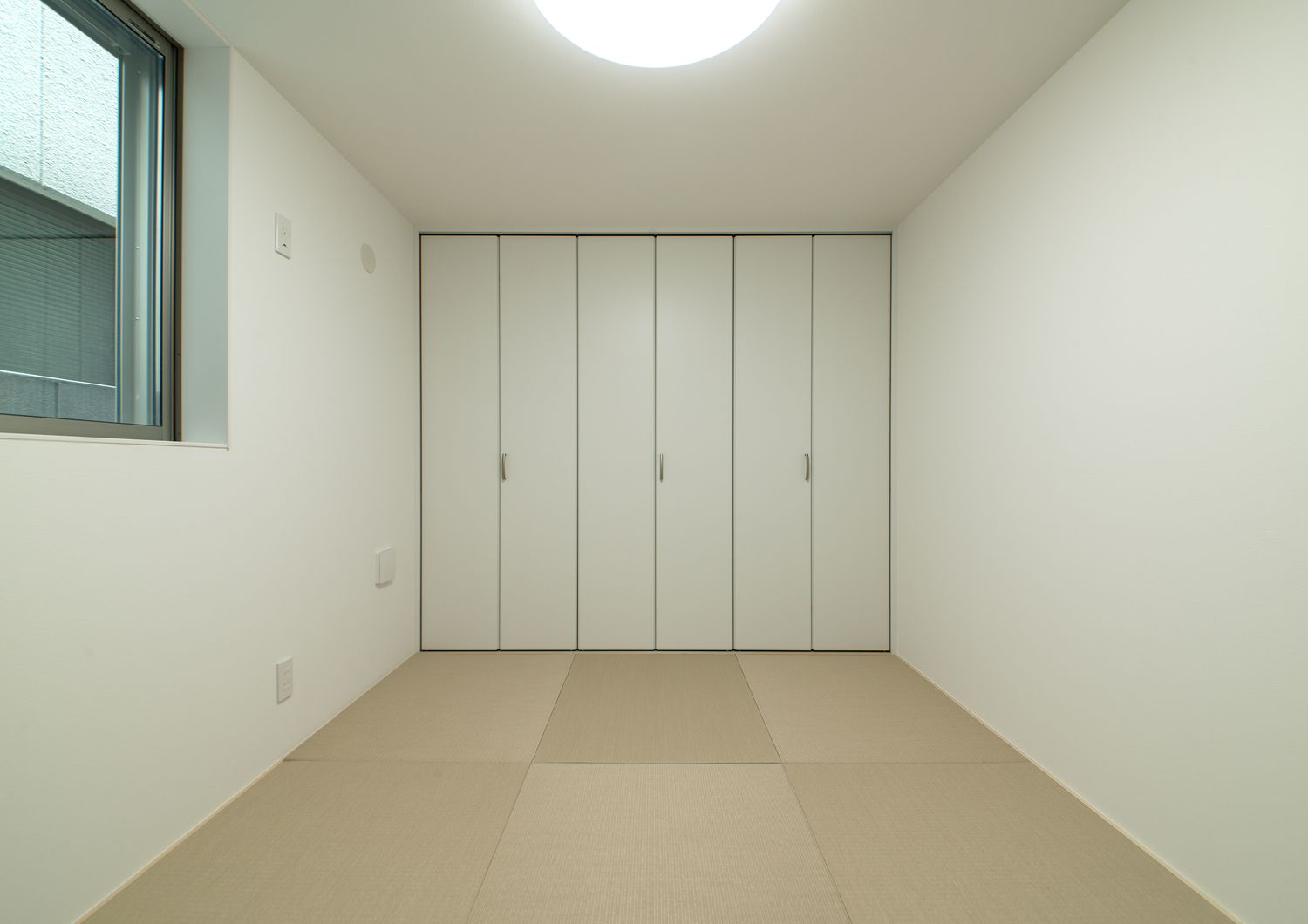 扉付きの収納を設けたモダンな和室・デザイン住宅 注文住宅・デザイン住宅建築実例_『CASE549 招きの家』_和室