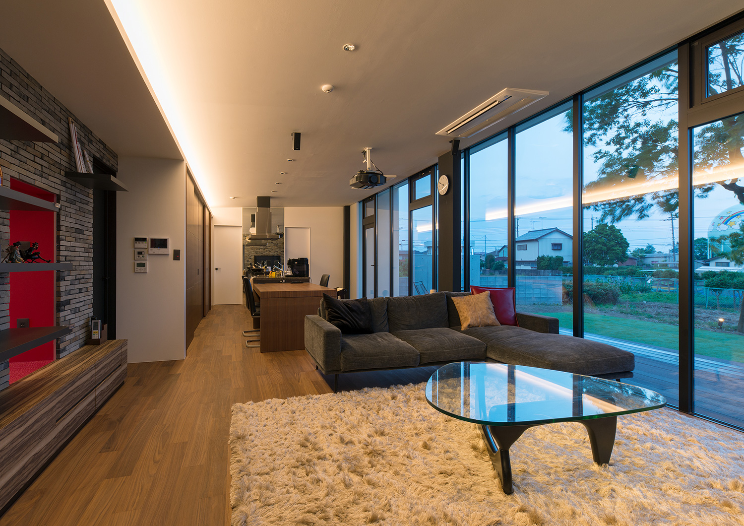 テラスに面した部分全てが窓になっている、間接照明に照らされたLDK・デザイン住宅 注文住宅・デザイン住宅建築実例_『CASE634 アトリエを持つ家』_LDK