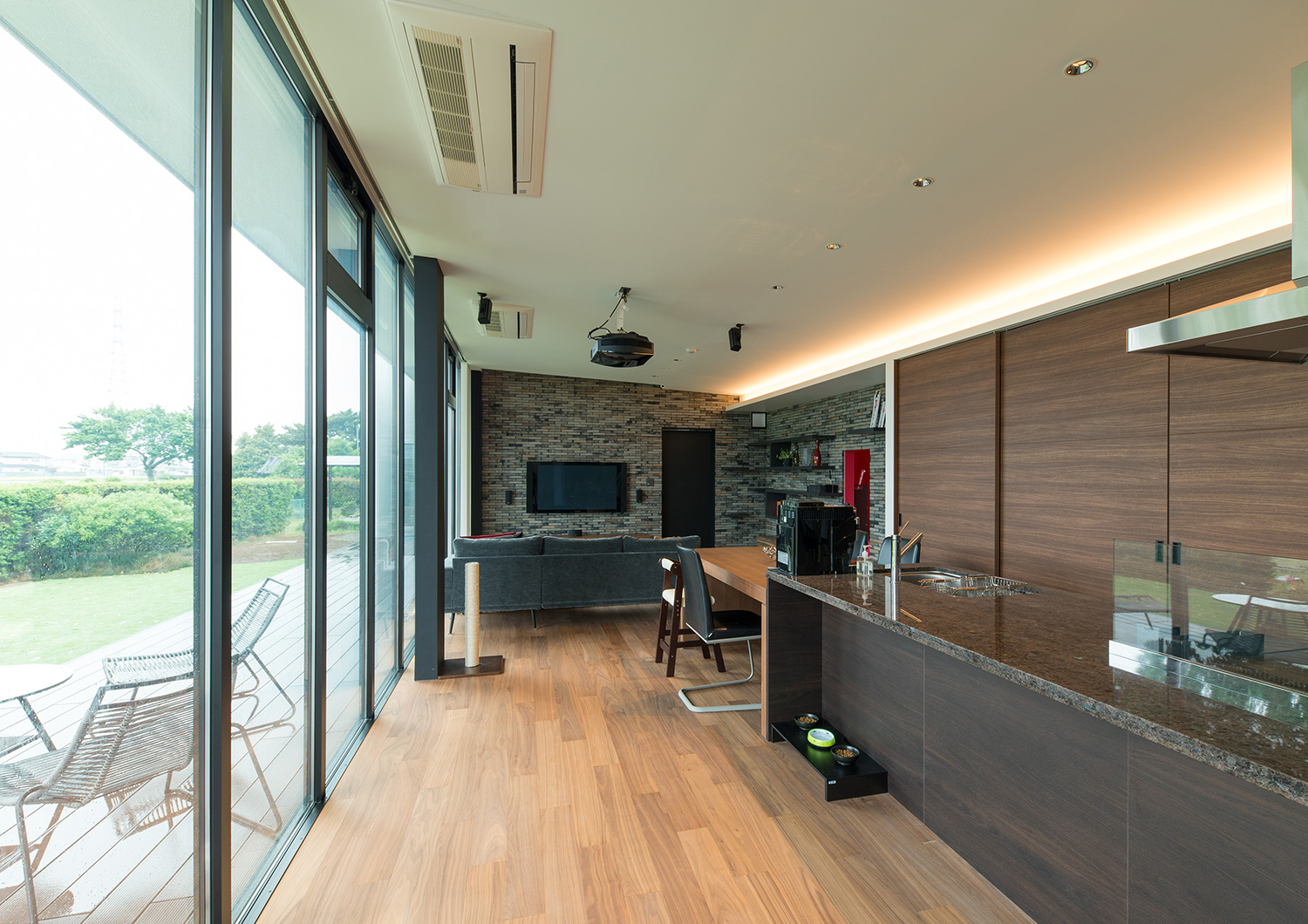 壁際に間接照明を取り付けた、テラスに面した大開口窓のあるLDK・デザイン住宅 注文住宅・デザイン住宅建築実例_『CASE634 アトリエを持つ家』_LDK