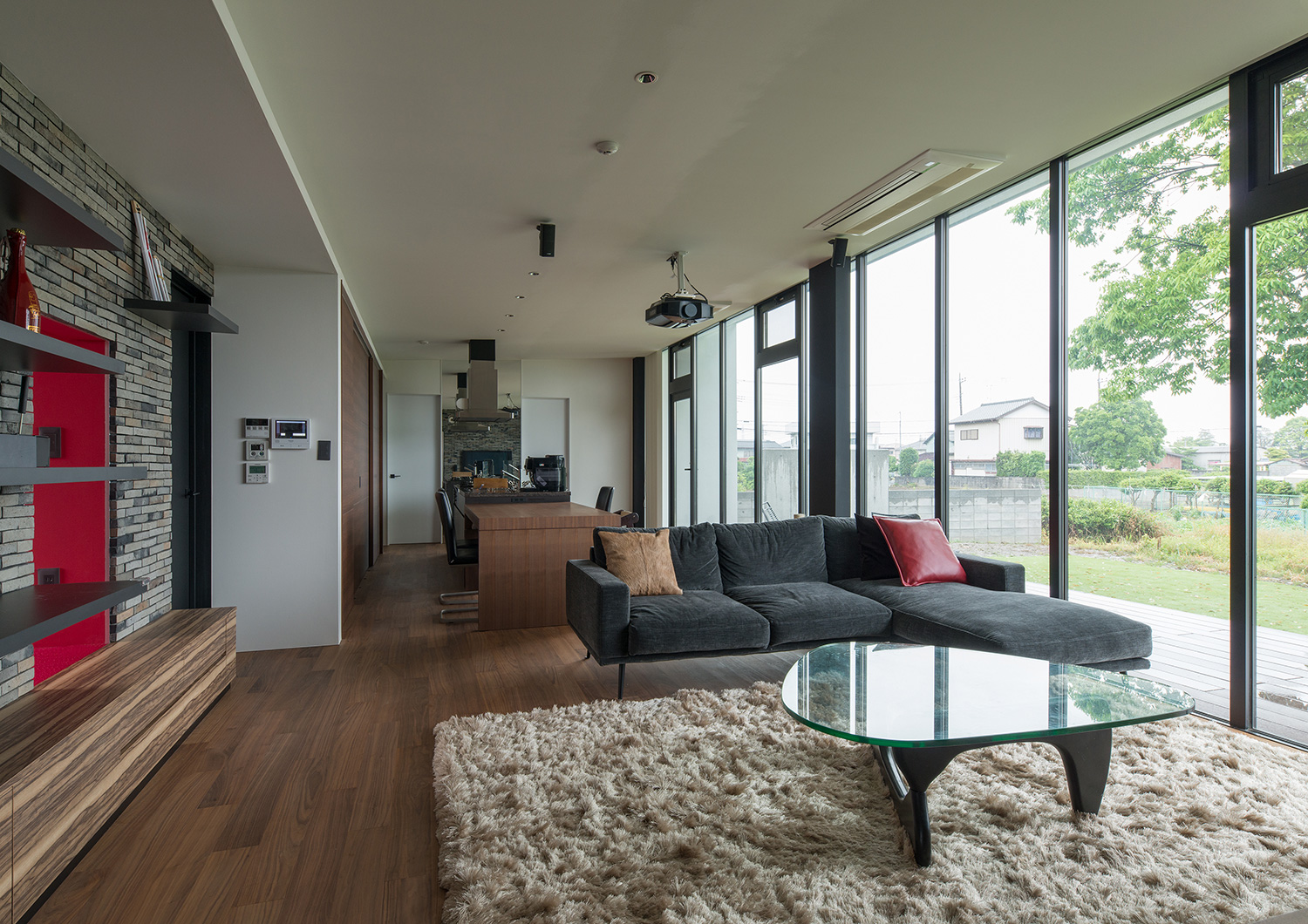 庭に面した大開口窓がある、ガラスのサイドテーブルが置かれたLDK・デザイン住宅 注文住宅・デザイン住宅建築実例_『CASE634 アトリエを持つ家』_LDK