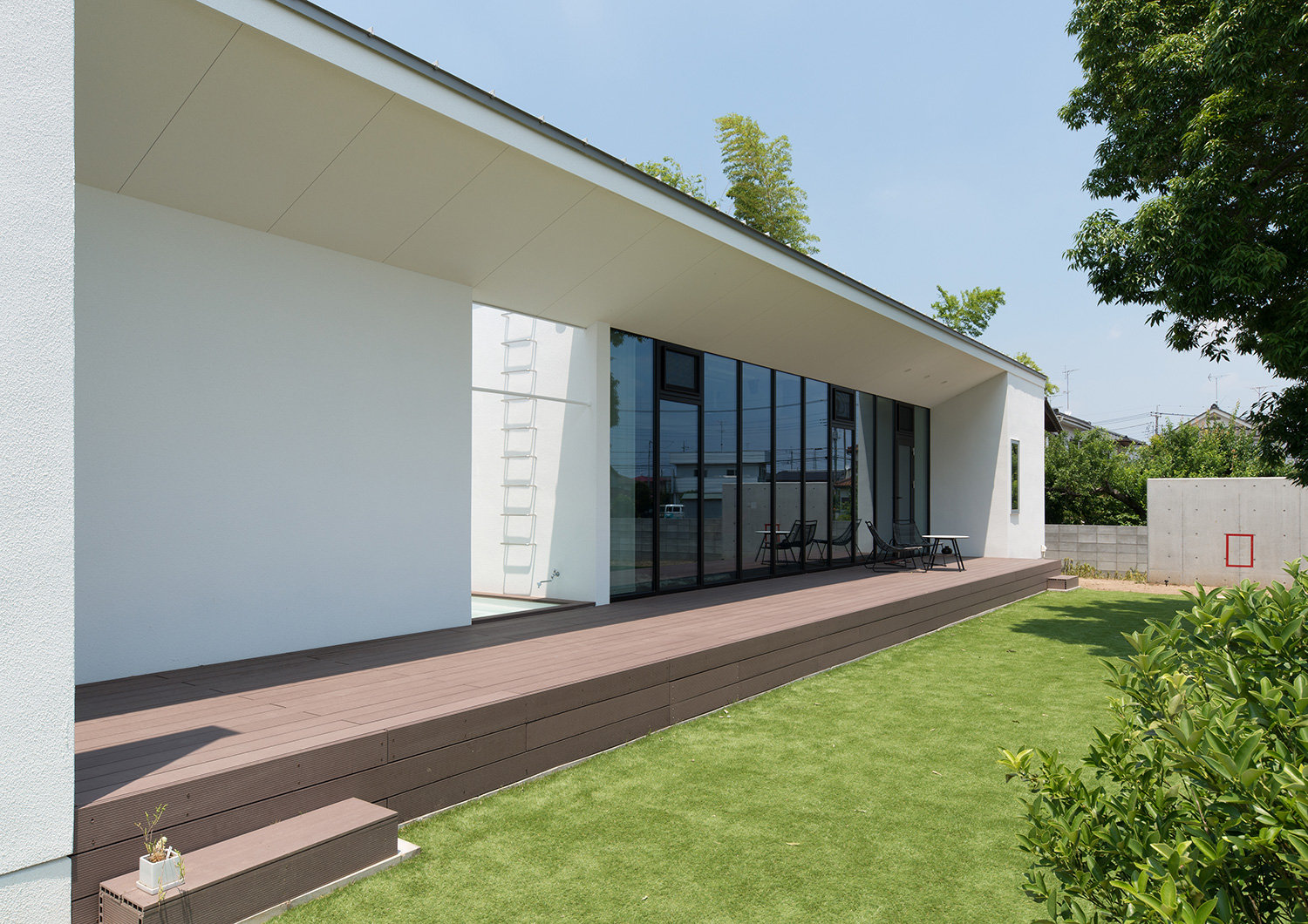 芝生の庭に面したウッドデッキのテラスがある白い外壁の平屋住宅・デザイン住宅 注文住宅・デザイン住宅建築実例_『CASE634 アトリエを持つ家』_テラス・バルコニー