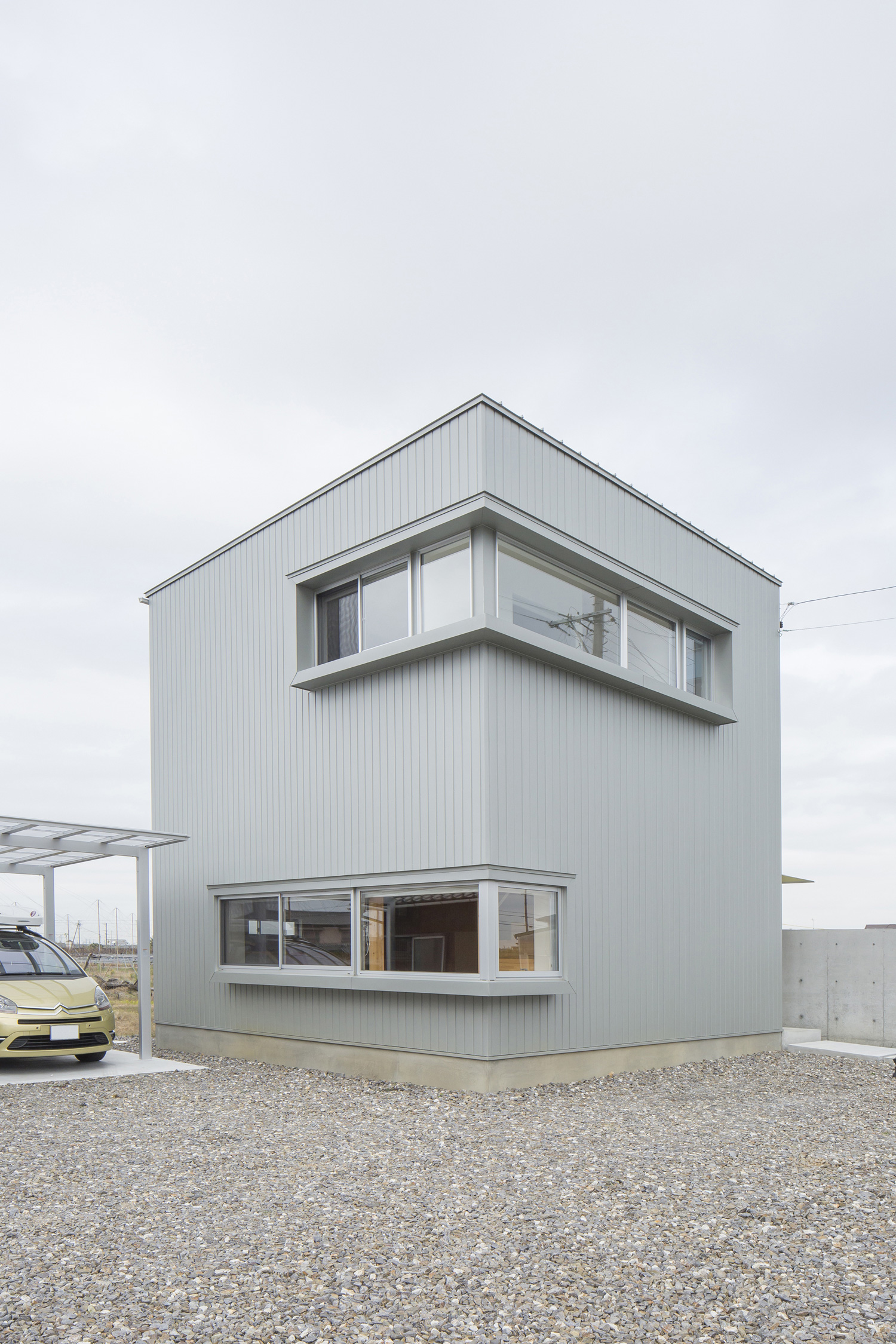 金属の外壁で作られたキューブ状で出窓がある住まいの外観・デザイン住宅 注文住宅・デザイン住宅建築実例_『CASE636 cube+』_外観