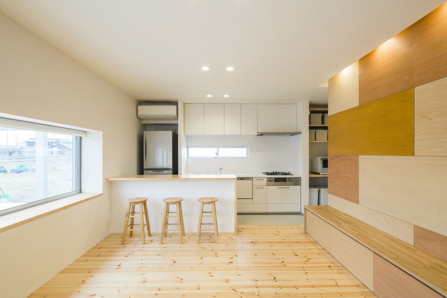 キッチンの向かい側に、木の椅子が三つ並べられたカウンターがあるフローリングのLDK・デザイン住宅 注文住宅・デザイン住宅建築実例_『CASE636 cube+』_LDK