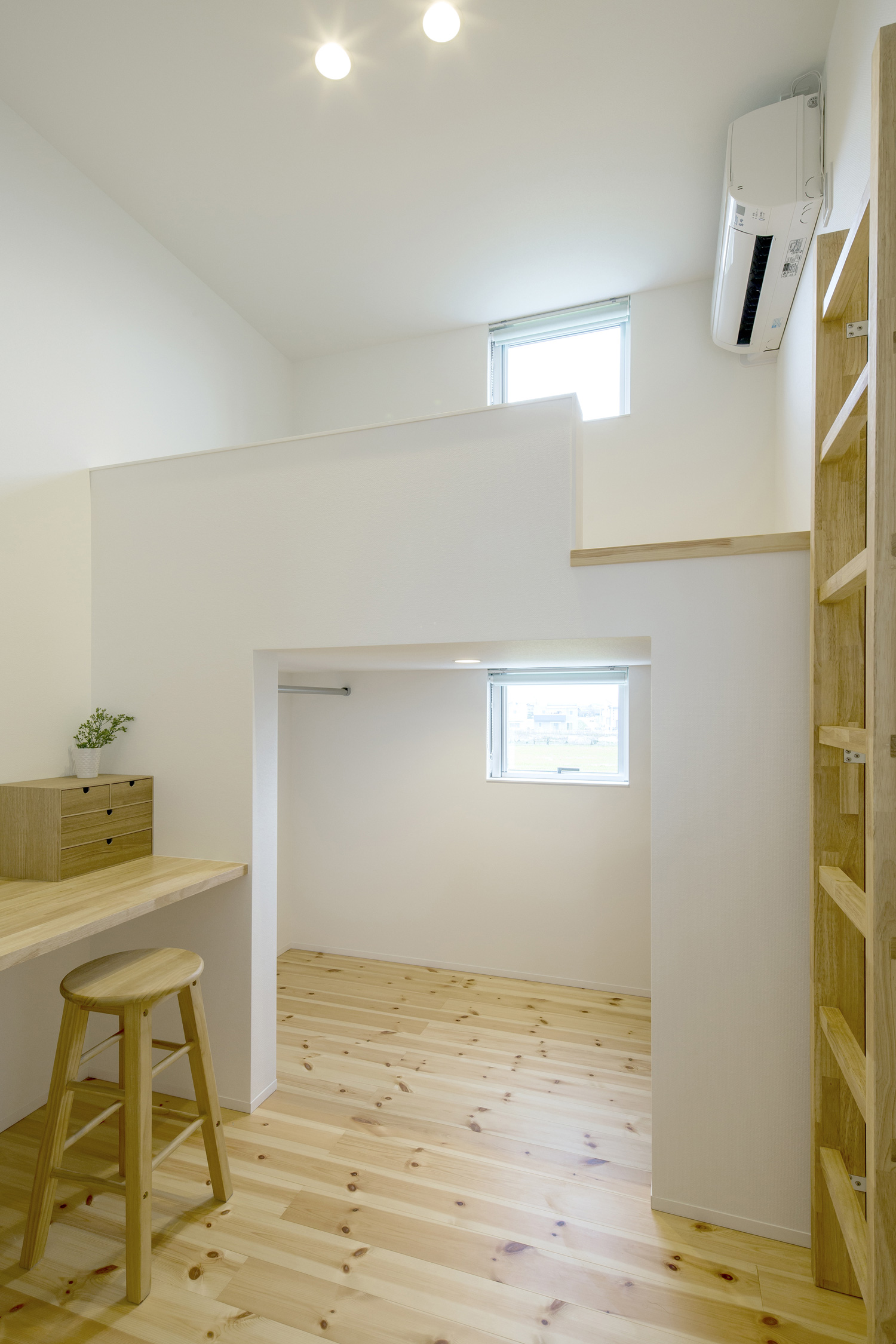 木の壁付けデスクを設けた、ロフトのある部屋・デザイン住宅 注文住宅・デザイン住宅建築実例_『CASE636 cube+』_寝室