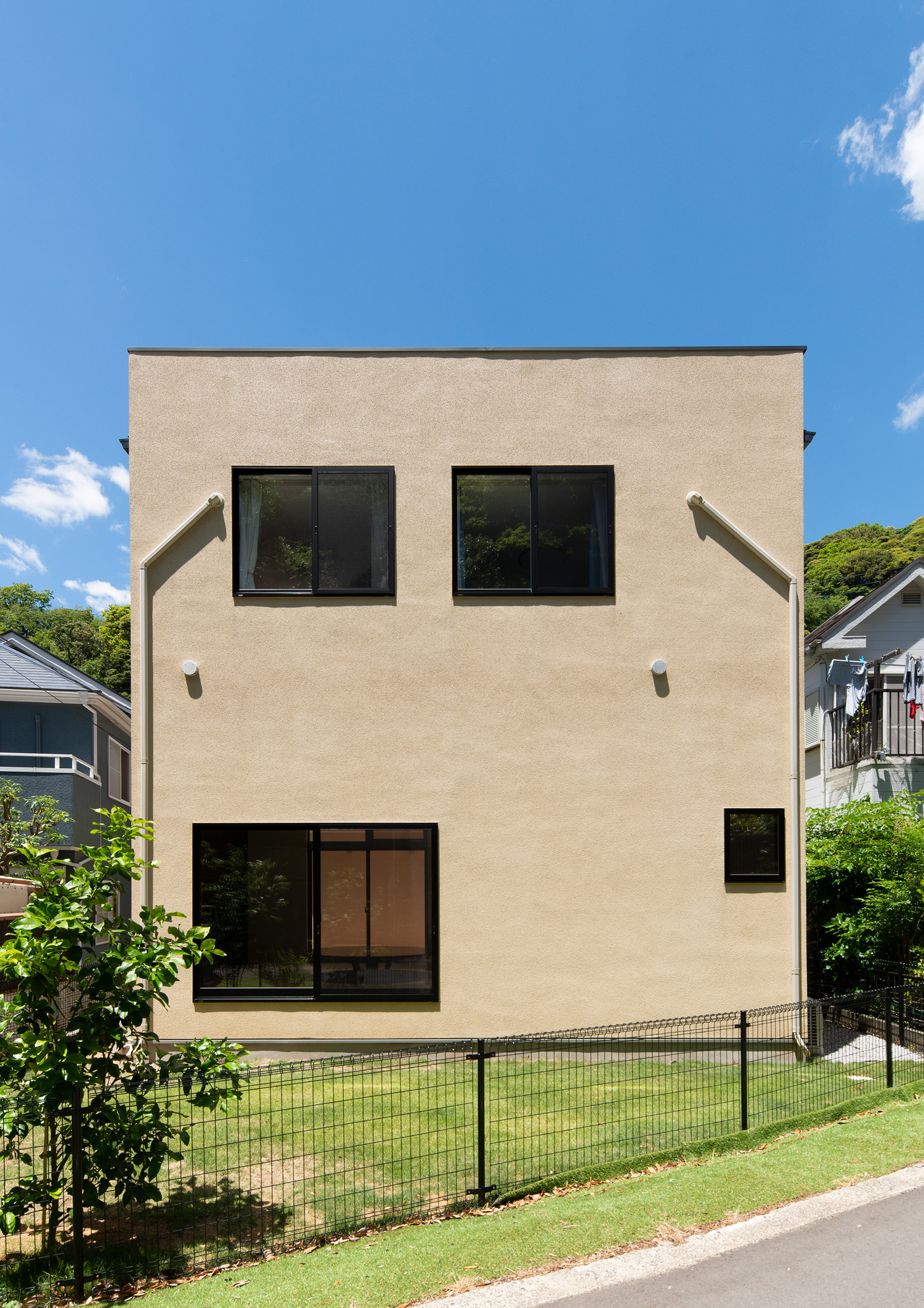 芝生の庭がある塗り壁のキューブ状の住宅・デザイン住宅 注文住宅・デザイン住宅建築実例_『CASE637 『Assemble』』_外観
