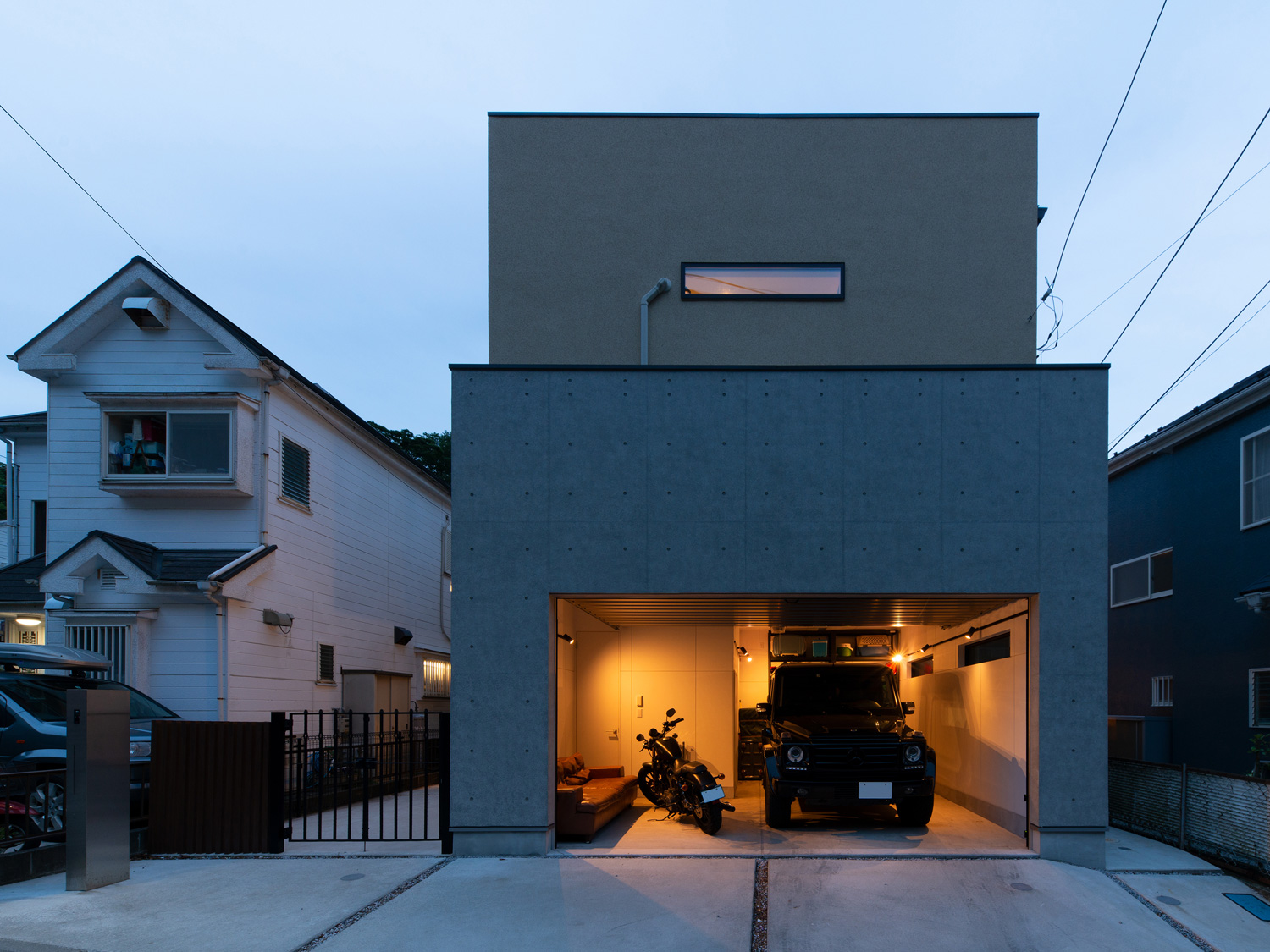 車とバイクが置けるゆとりのあるガレージ