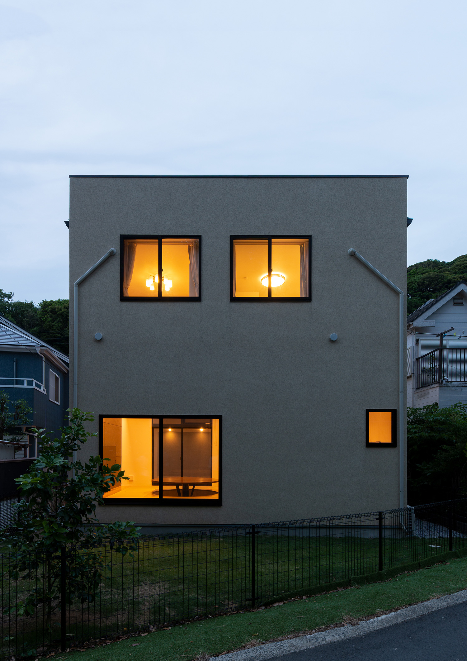 キューブ状の外観に並んだ窓から光が漏れる様子・デザイン住宅 注文住宅・デザイン住宅建築実例_『CASE637 『Assemble』』_外観