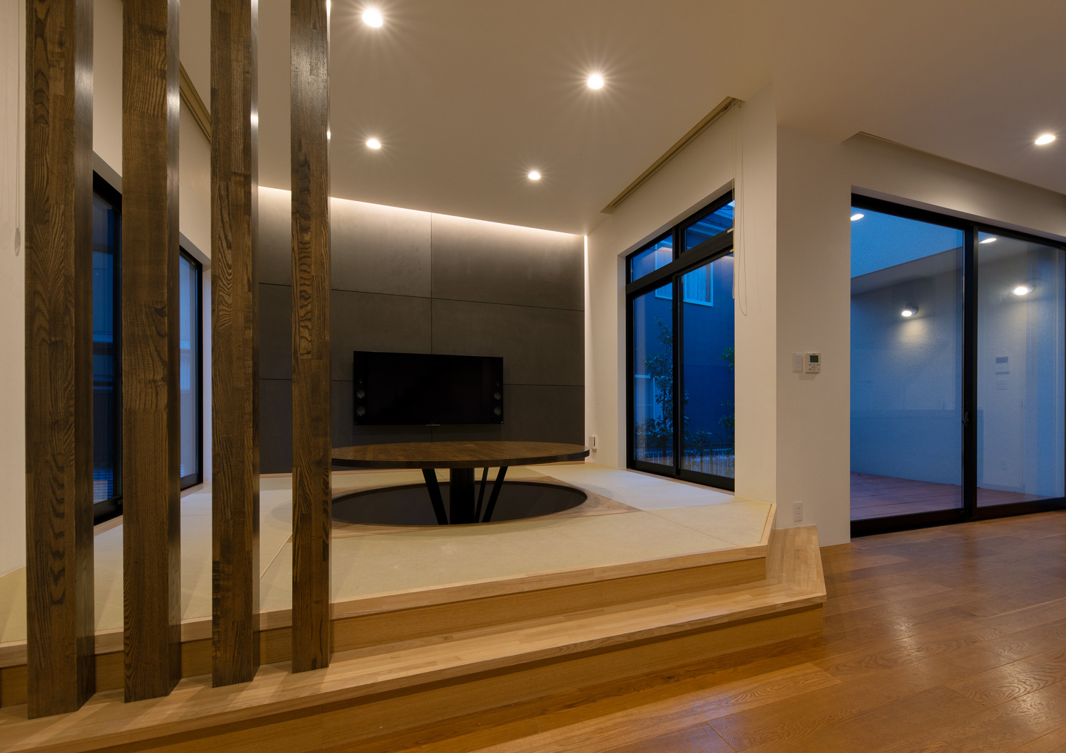 天井のダウンライトだけでなく壁際に間接照明を取り付けたLDK・デザイン住宅 注文住宅・デザイン住宅建築実例_『CASE637 『Assemble』』_LDK