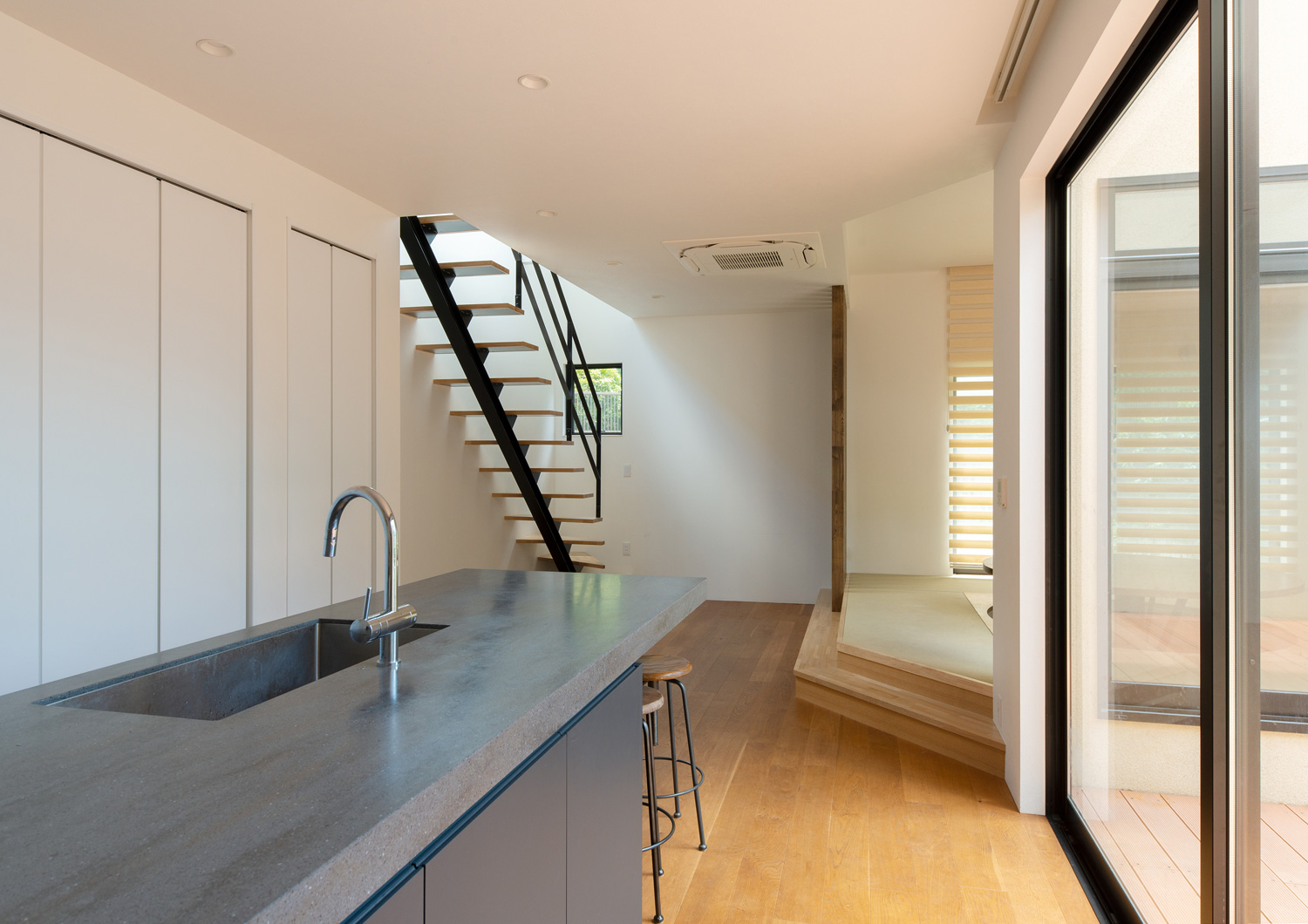スケルトンのリビングイン階段のそばにカウンターキッチンのあるLDK・デザイン住宅 注文住宅・デザイン住宅建築実例_『CASE637 『Assemble』』_LDK