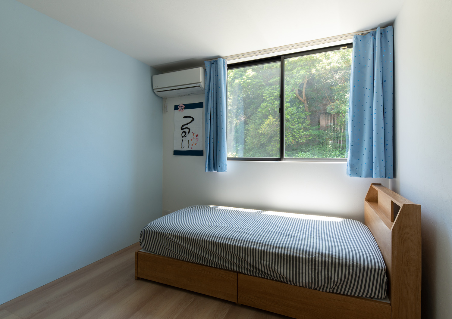アクセントクロスとシーツ、カーテンを水色で統一した部屋・デザイン住宅 注文住宅・デザイン住宅建築実例_『CASE637 『Assemble』』_子供部屋