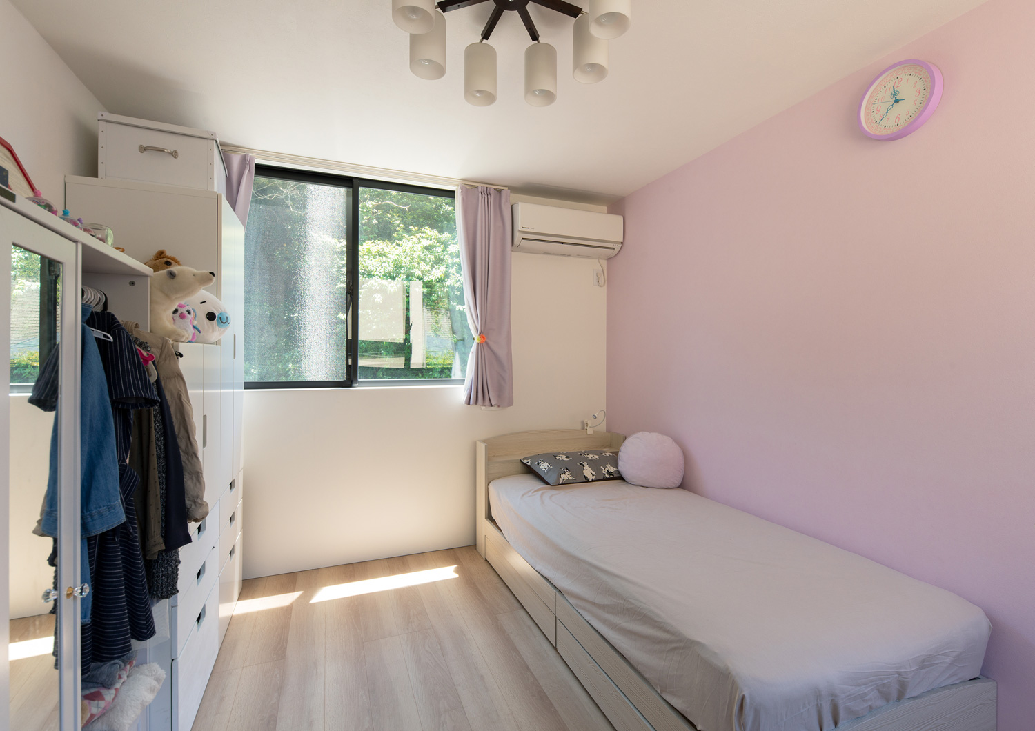 ピンクのアクセントクロスを設けた収納の豊富な子供部屋・デザイン住宅 注文住宅・デザイン住宅建築実例_『CASE637 『Assemble』』_子供部屋