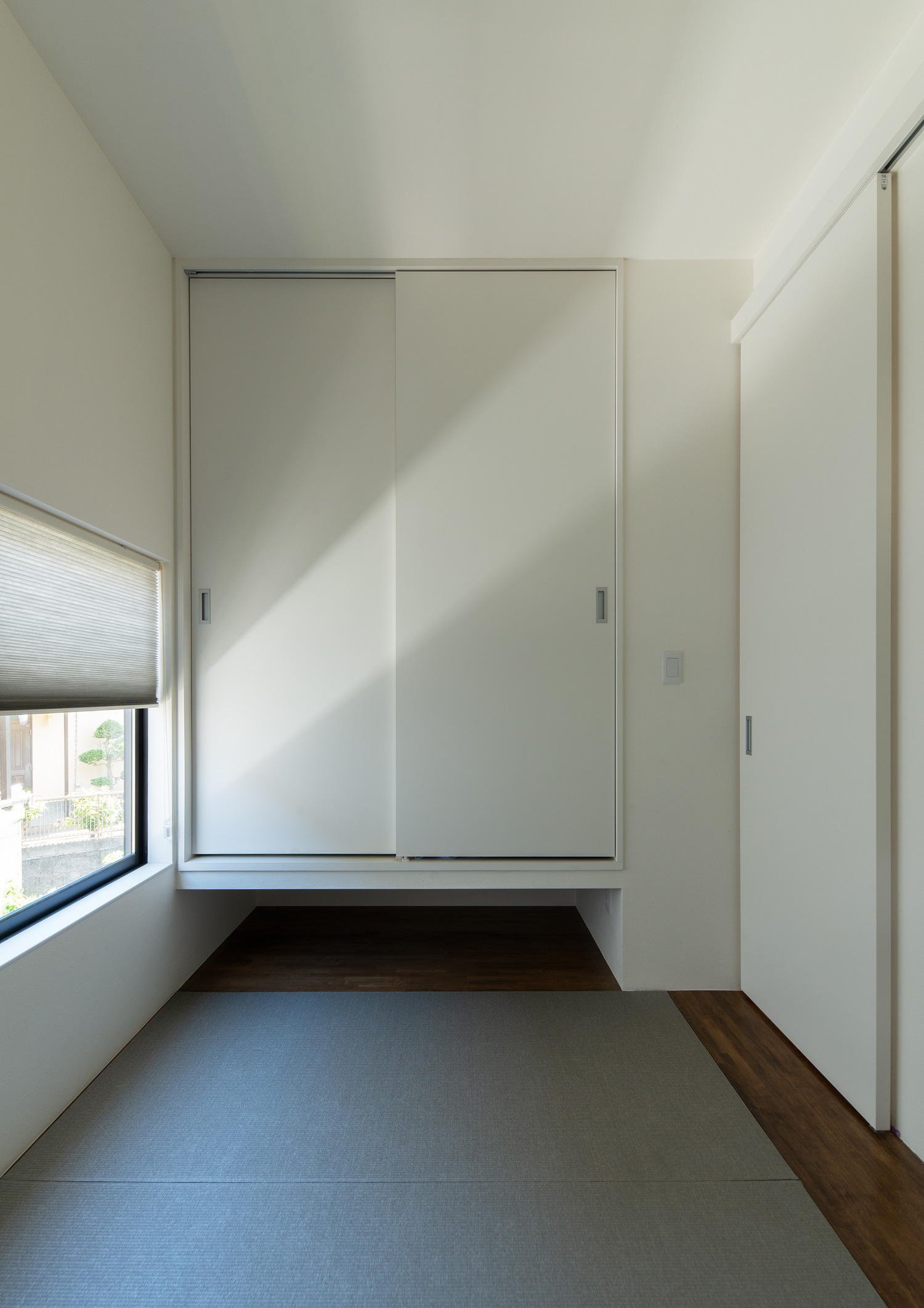 水色の畳を敷いた、浮いた押入れがある和室・デザイン住宅 注文住宅・デザイン住宅建築実例_『CASE637 『Assemble』』_和室