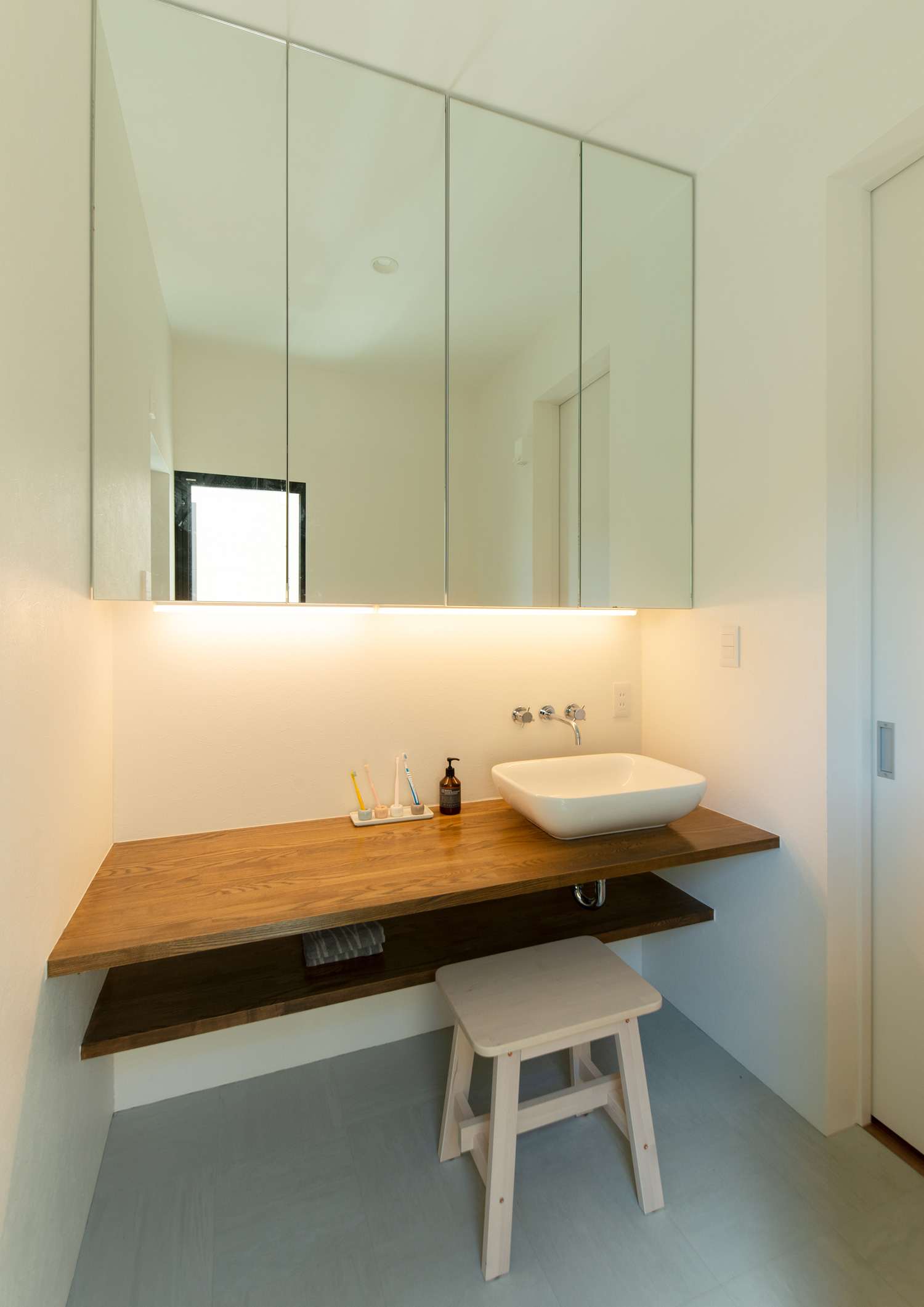 洗面ボウルの隣に作業スペースを設けた洗面所・デザイン住宅 注文住宅・デザイン住宅建築実例_『CASE637 『Assemble』』_浴室・洗面所