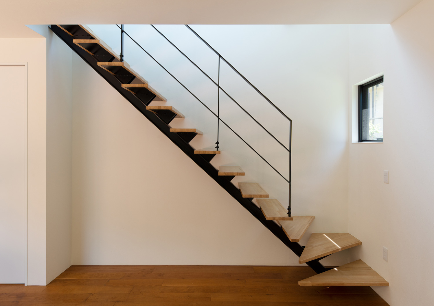 アイアンの手すりを取り付けた木のスケルトン階段・デザイン住宅 注文住宅・デザイン住宅建築実例_『CASE637 『Assemble』』_階段