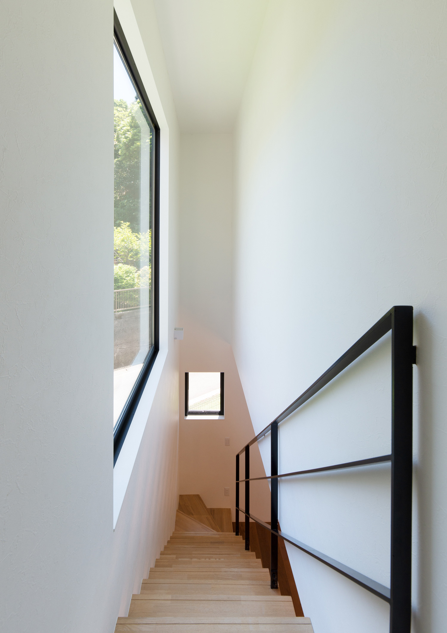 階段の壁に窓を設けた様子・デザイン住宅 注文住宅・デザイン住宅建築実例_『CASE637 『Assemble』』_階段