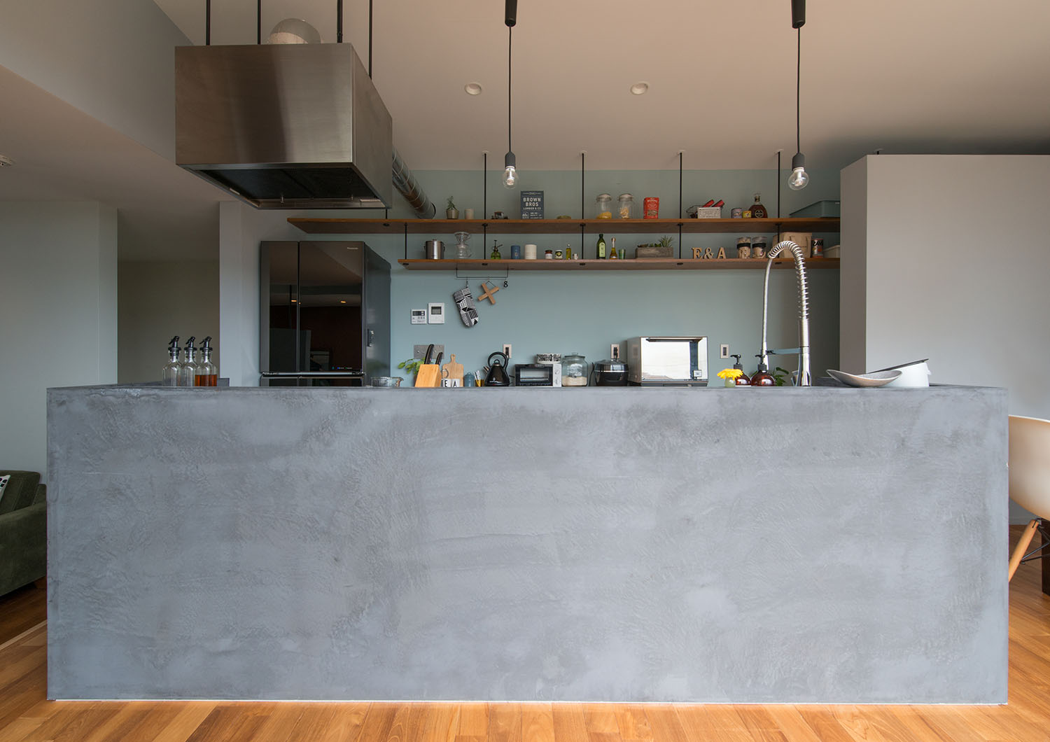 背面に吊り棚を設けた、グレーの腰壁付きの対面キッチン・デザイン住宅 注文住宅・デザイン住宅建築実例_『CASE631 こやのいえ』_キッチン