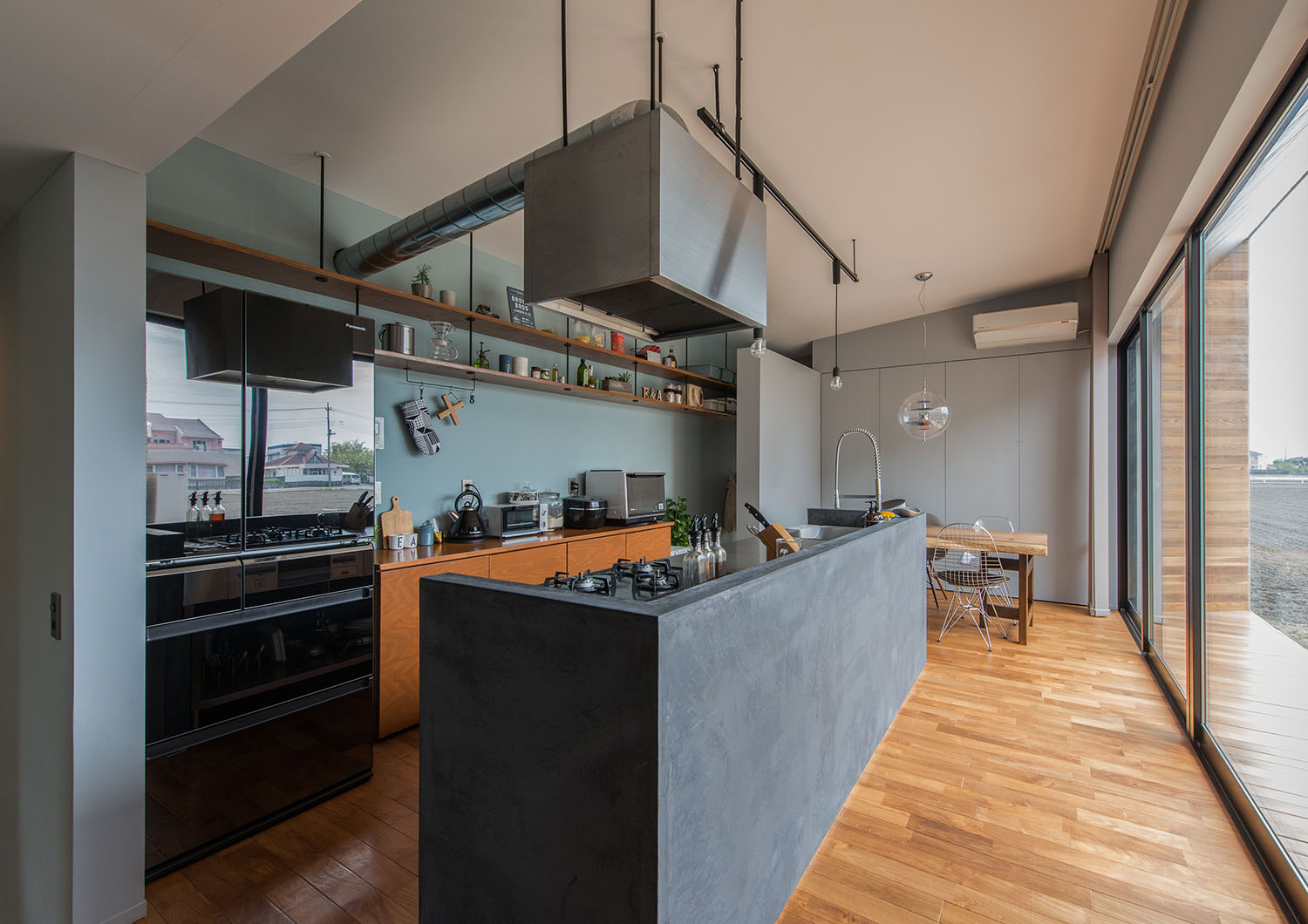 グレーの腰壁付き対面キッチンがから縁側の様子が見えるLDK・デザイン住宅 注文住宅・デザイン住宅建築実例_『CASE631 こやのいえ』_LDK