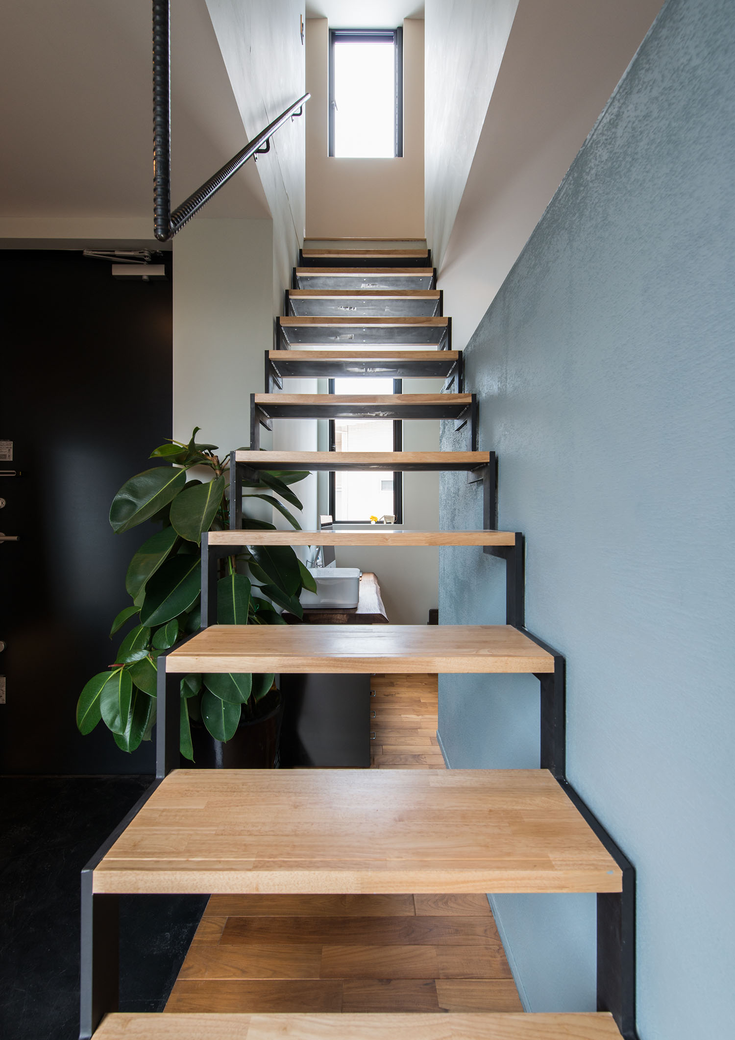 水色の壁に付けられた木製のスケルトン階段・デザイン住宅 注文住宅・デザイン住宅建築実例_『CASE631 こやのいえ』_階段