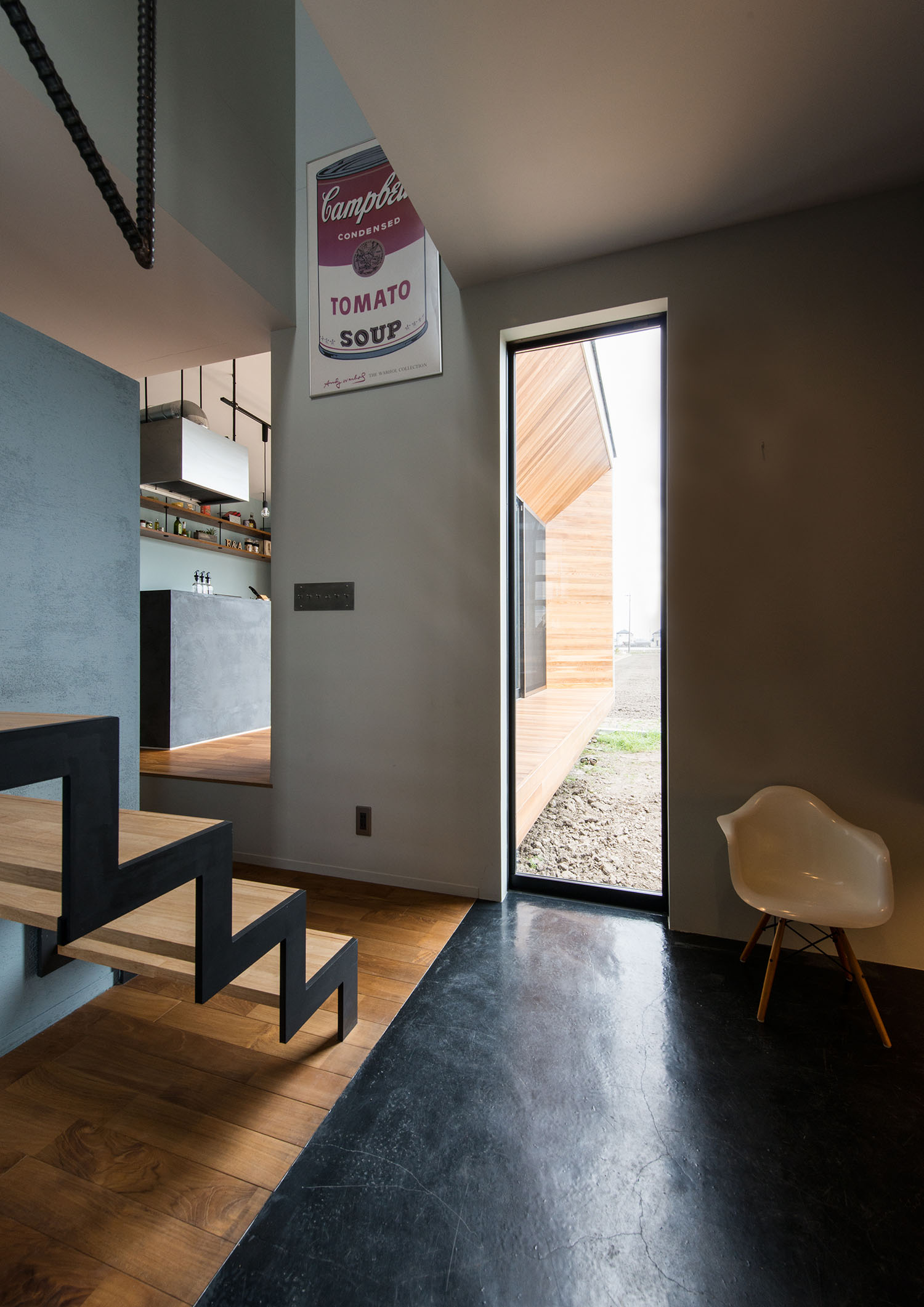 スリット窓から縁側の様子が見える玄関・デザイン住宅 注文住宅・デザイン住宅建築実例_『CASE631 こやのいえ』_玄関