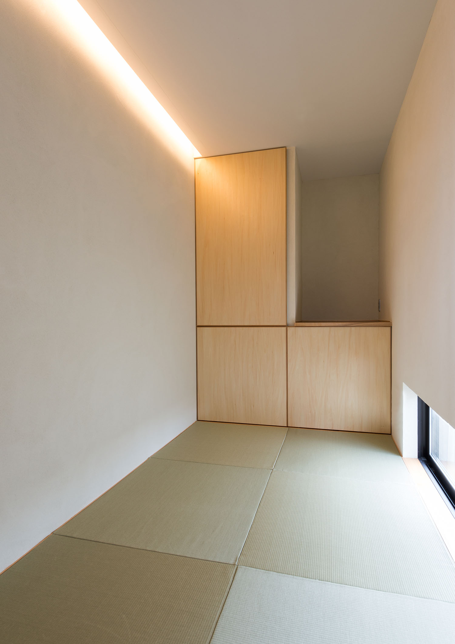 壁際に間接照明を取り付けた、地窓のある琉球畳の和室・デザイン住宅 注文住宅・デザイン住宅建築実例_『CASE631 こやのいえ』_和室