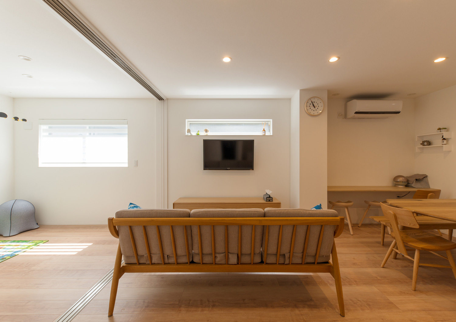 テレビの上にスリット窓を設けたフローリングのLDK・デザイン住宅 注文住宅・デザイン住宅建築実例_『CASE638 「BLACK BOX」』_LDK