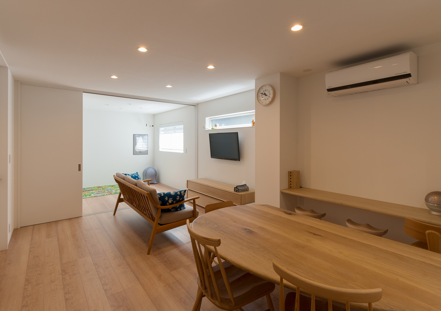 引き戸で仕切られたスペースがある木のインテリアを中心としたLDK・デザイン住宅 注文住宅・デザイン住宅建築実例_『CASE638 「BLACK BOX」』_LDK