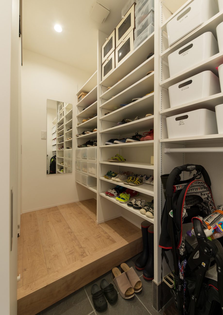 ベビーカーなども収納できる室内と繋がったシューズインクローゼット・デザイン住宅 注文住宅・デザイン住宅建築実例_『CASE638 「BLACK BOX」』_玄関