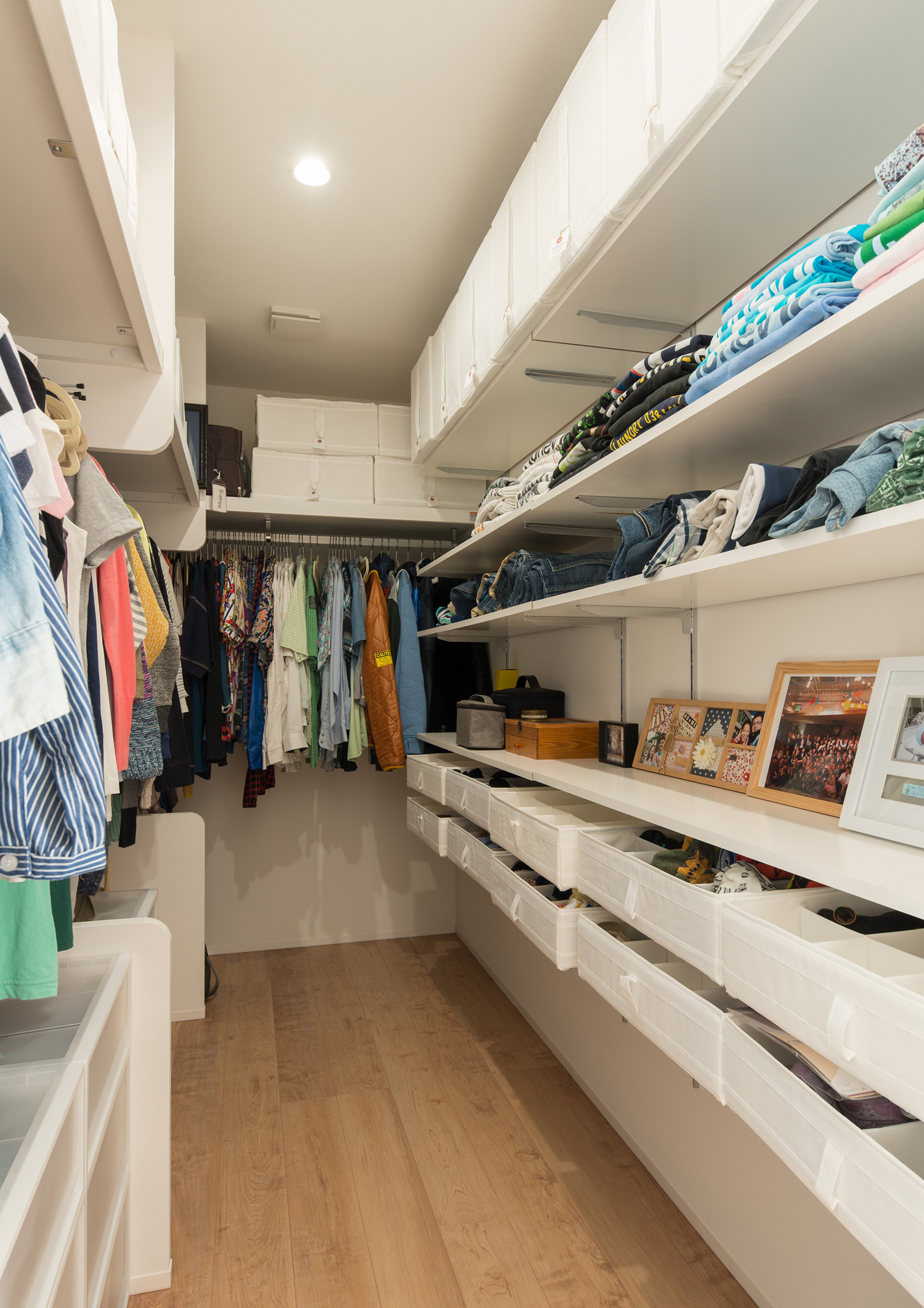 写真などを飾ることも出来る棚があるウォークインクローゼット・デザイン住宅 注文住宅・デザイン住宅建築実例_『CASE638 「BLACK BOX」』_寝室