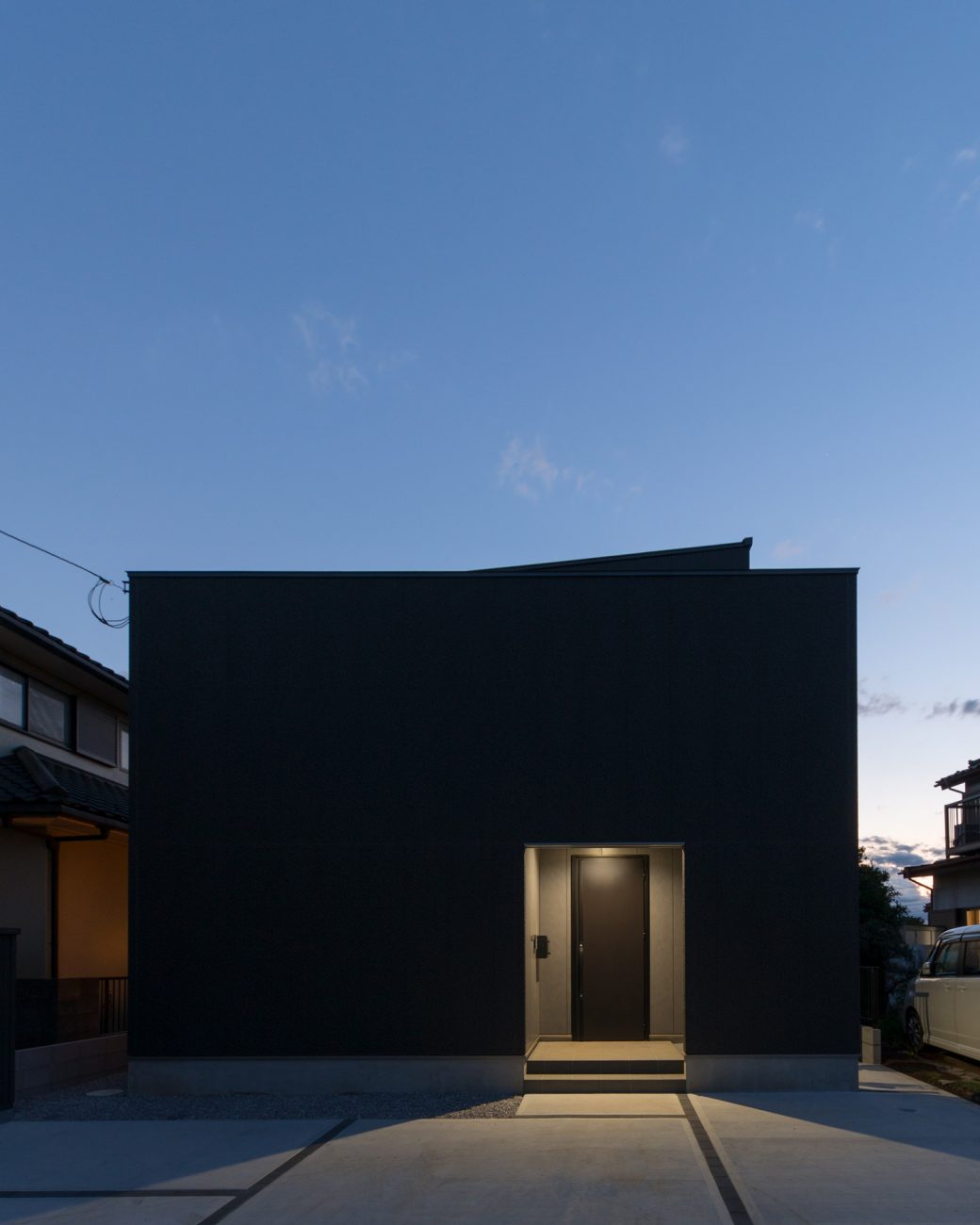 玄関が照明に照らされた黒いキューブ状の外観の住まい・デザイン住宅 注文住宅・デザイン住宅建築実例_『CASE638 「BLACK BOX」』_外観