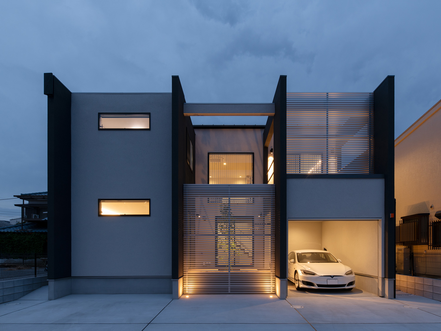 地面に埋め込まれた照明が、ルーバーで目隠しがされた中庭を照らす住宅の外観・デザイン住宅 注文住宅・デザイン住宅建築実例_『CASE639 Wall Side』_外観