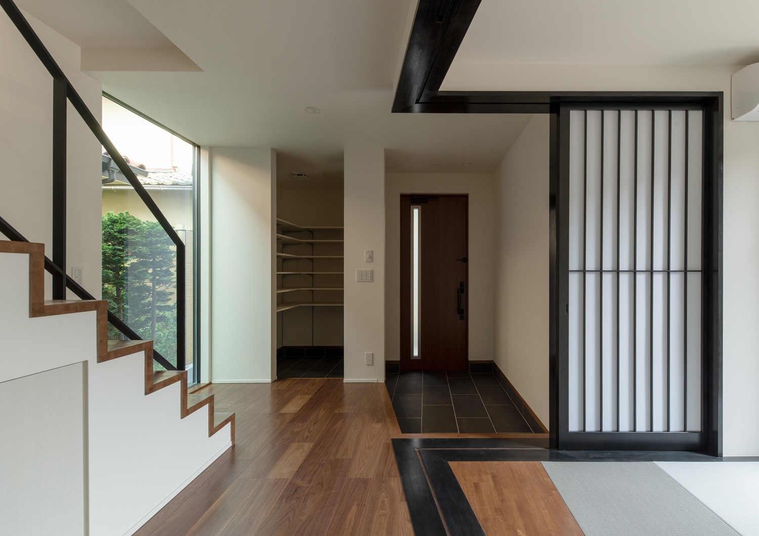 木製の箱型階段のあるフロアと和室の両方にアクセスできる玄関・デザイン住宅 注文住宅・デザイン住宅建築実例_『CASE639 Wall Side』_玄関
