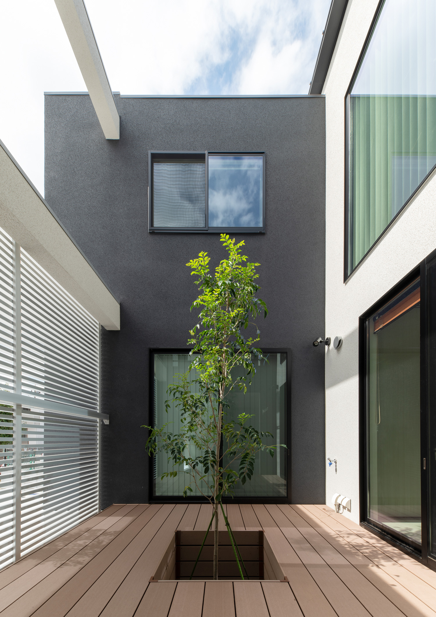 中心にシンボルツリーがあるウッドデッキの中庭・デザイン住宅 注文住宅・デザイン住宅建築実例_『CASE639 Wall Side』_中庭