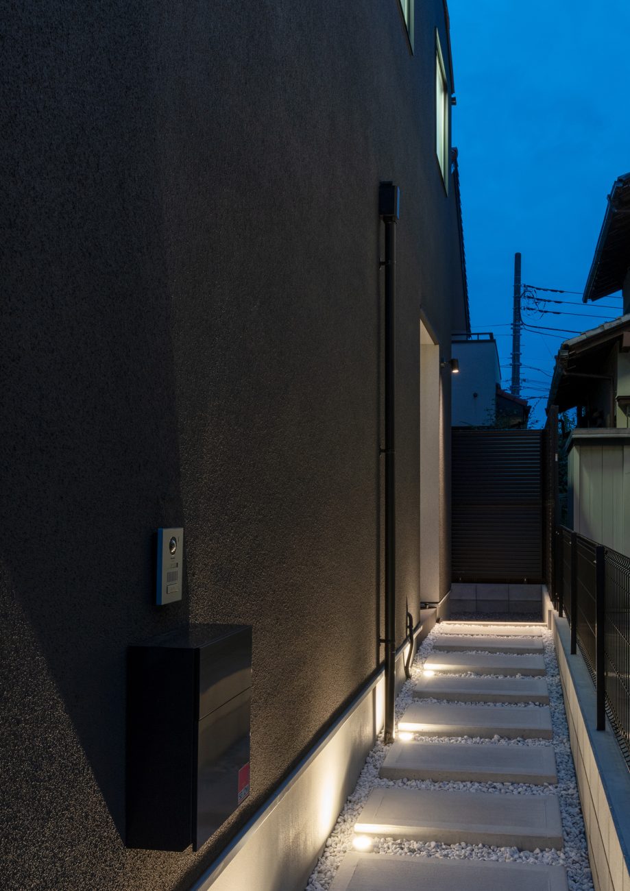 足元に照明が埋め込まれた玄関アプローチ・デザイン住宅 注文住宅・デザイン住宅建築実例_『CASE639 Wall Side』_外観