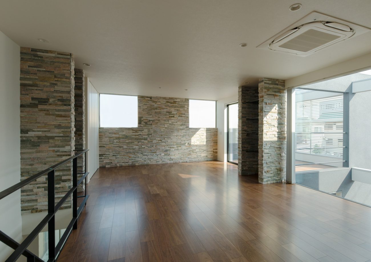 柱や壁にタイルを使ったフローリングのLDK・デザイン住宅 注文住宅・デザイン住宅建築実例_『CASE639 Wall Side』_LDK