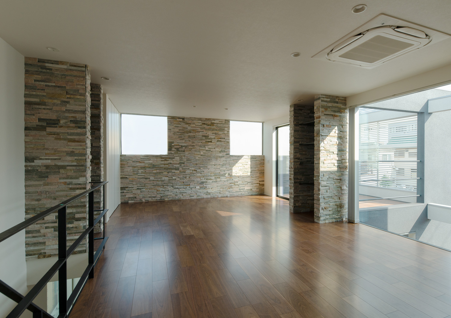 柱や壁にタイルを使ったフローリングのLDK・デザイン住宅 注文住宅・デザイン住宅建築実例_『CASE639 Wall Side』_LDK