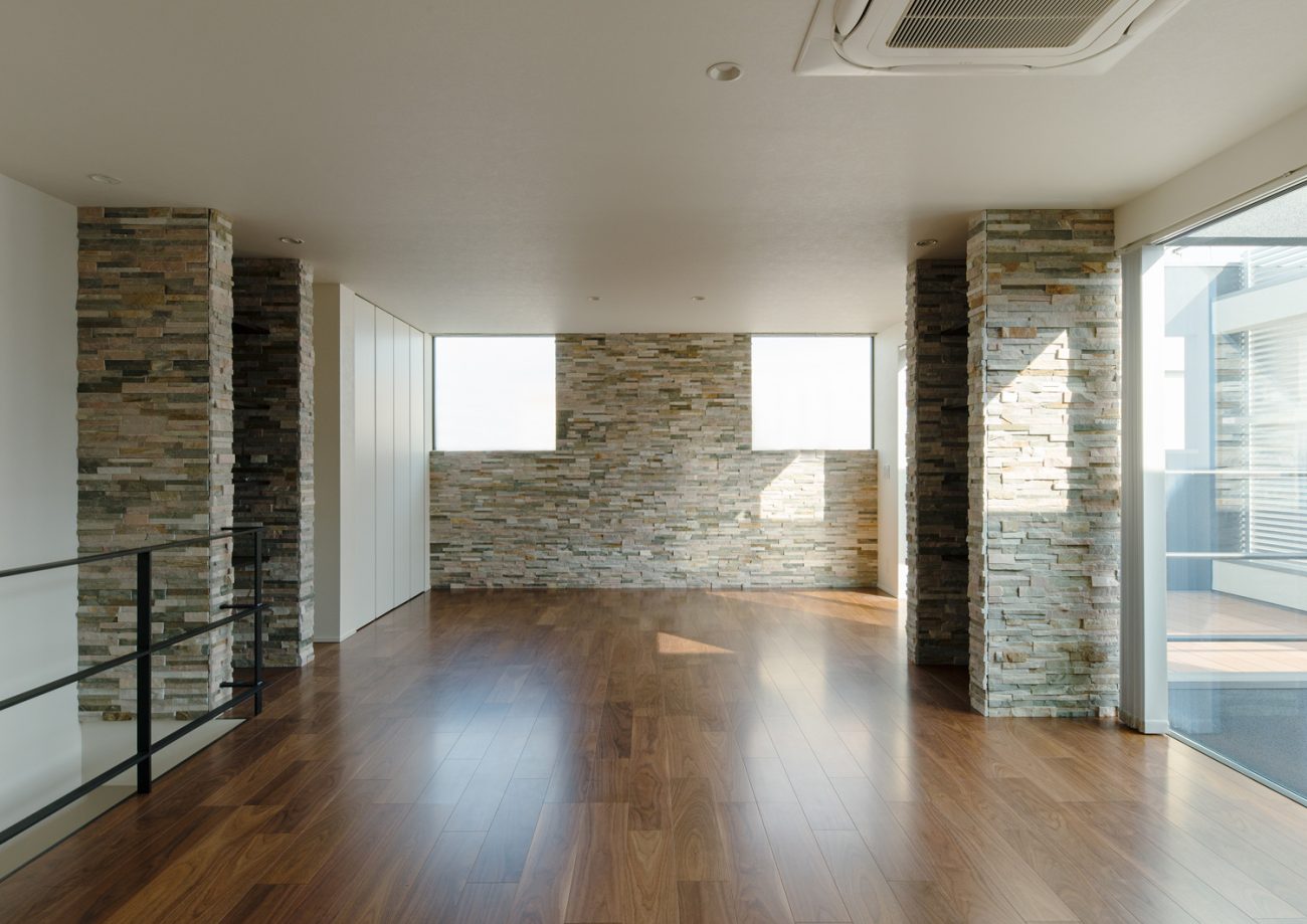 黒枠の障子で仕切られた和室があるフローリングのフロアから玄関を見た様子・デザイン住宅 注文住宅・デザイン住宅建築実例_『CASE639 Wall Side』_玄関