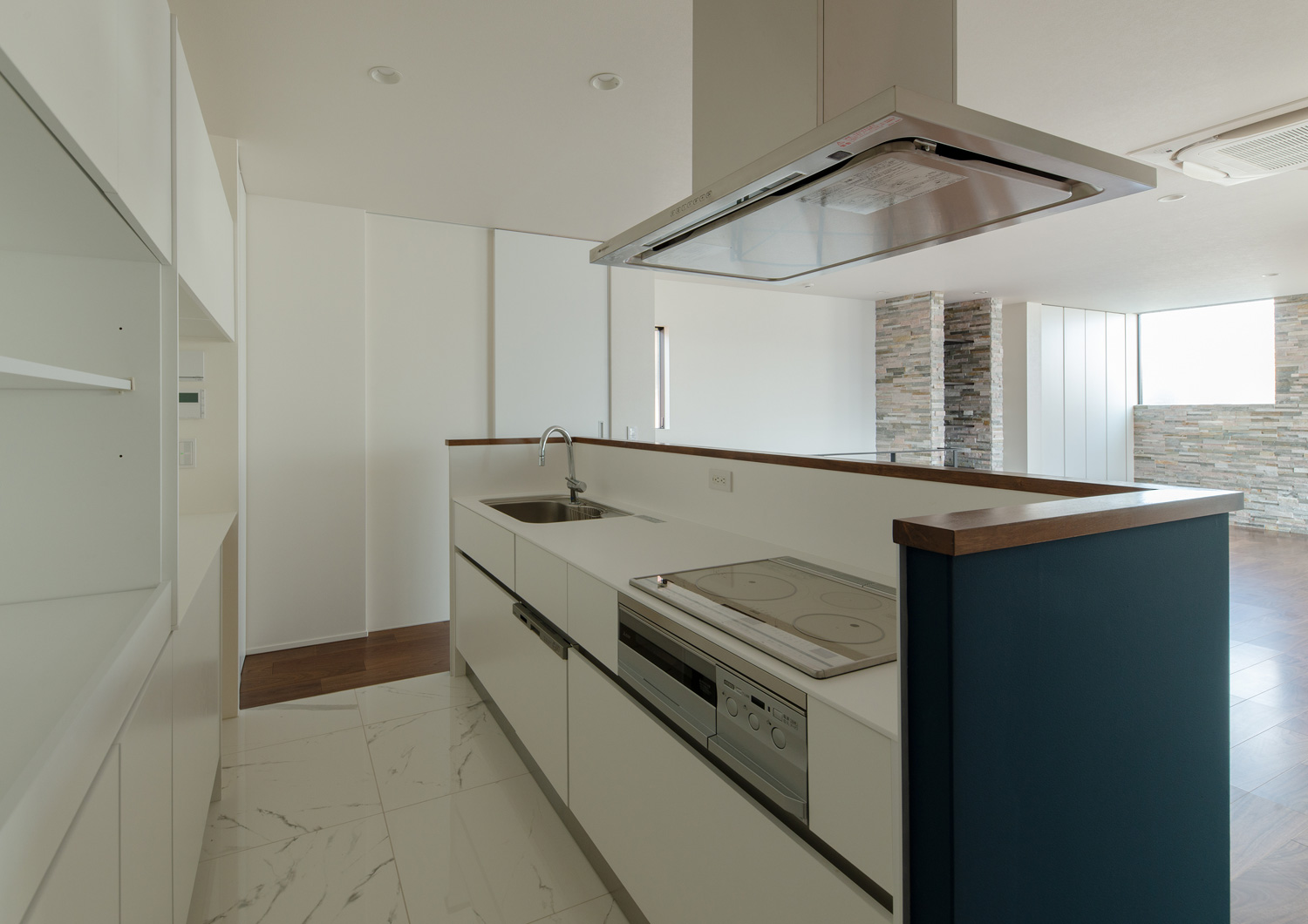 アイランドキッチンとカップボードが白で統一された空間・デザイン住宅 注文住宅・デザイン住宅建築実例_『CASE639 Wall Side』_キッチン