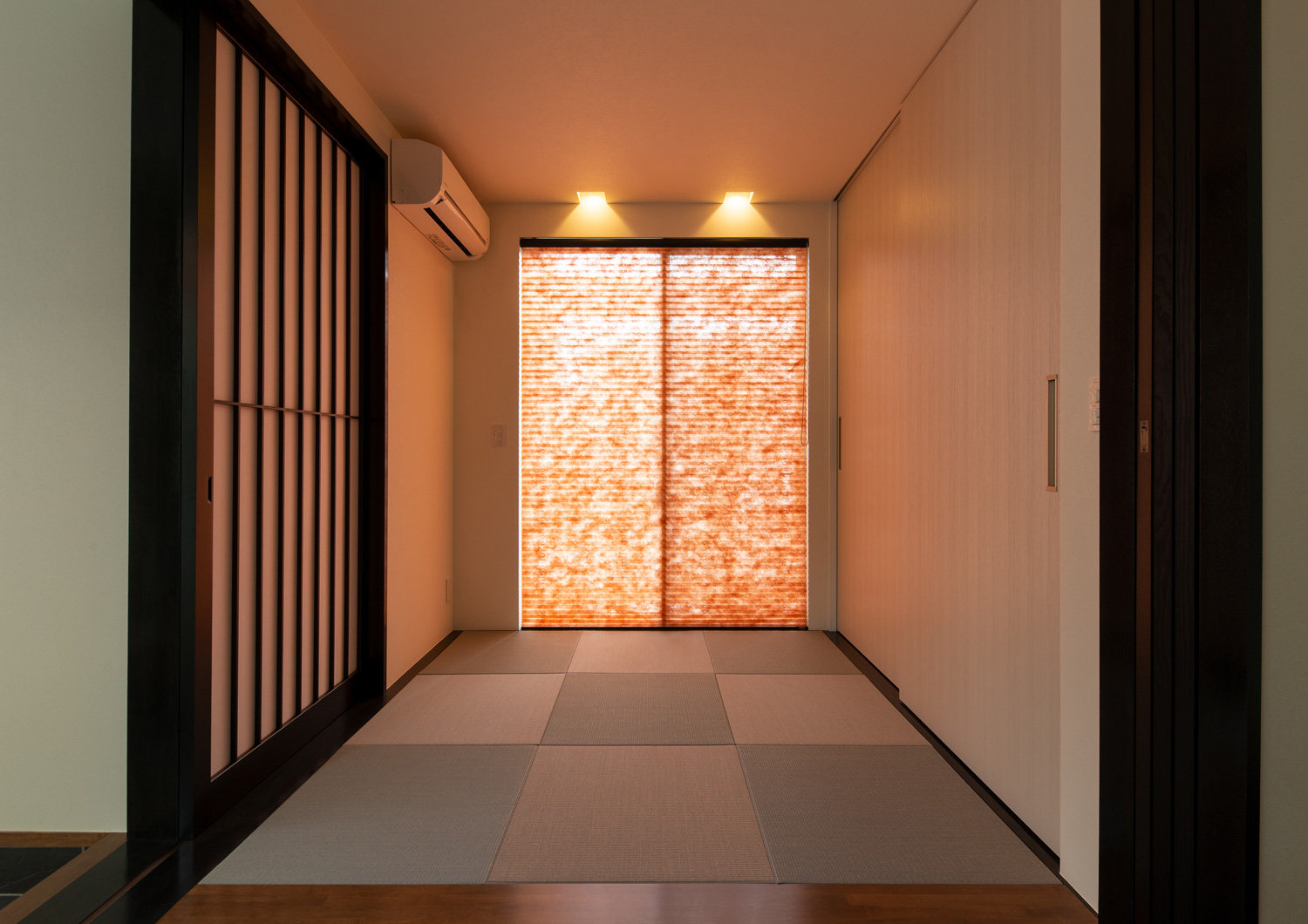 窓に赤い和紙のようなデザインのスクリーンが下ろされた、黒枠の障子の和室・デザイン住宅 注文住宅・デザイン住宅建築実例_『CASE639 Wall Side』_和室