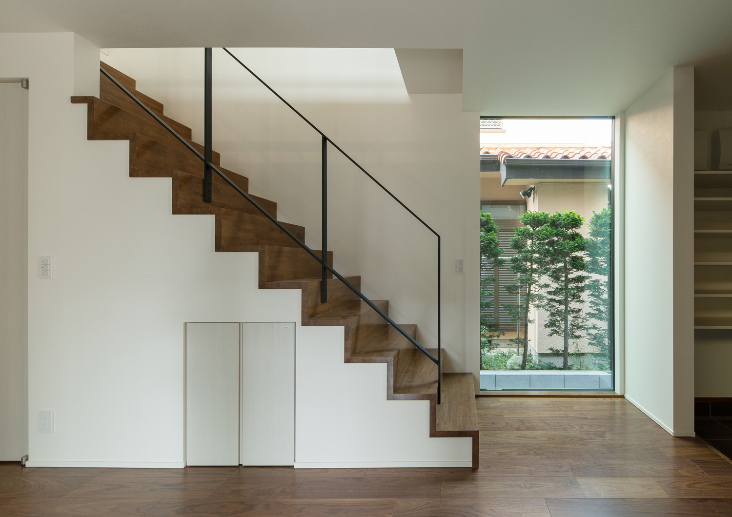 植栽の見える窓や木製の箱型階段があるフローリングの廊下・デザイン住宅 注文住宅・デザイン住宅建築実例_『CASE639 Wall Side』_階段