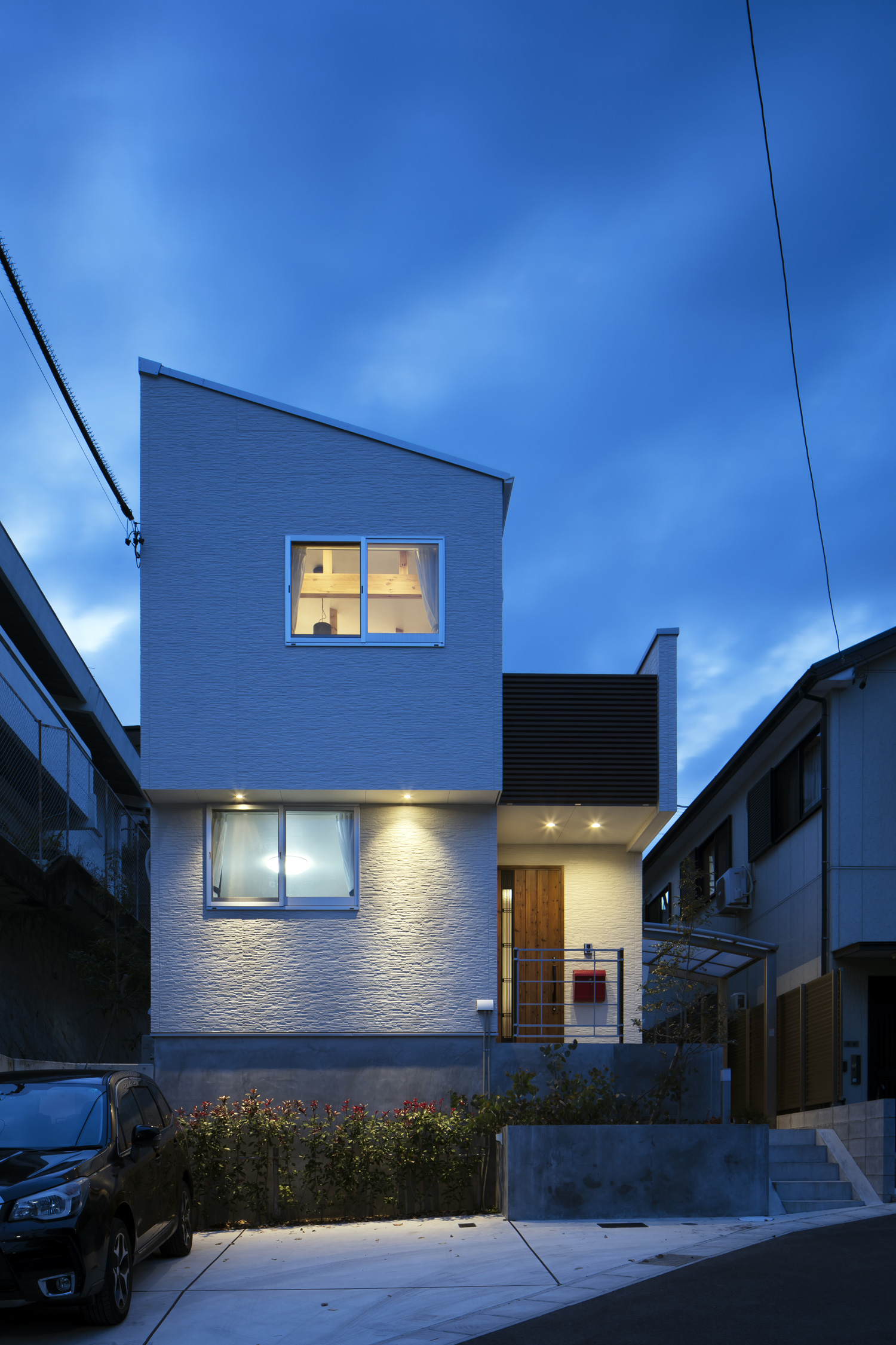 玄関の軒天井にダウンライトが取り付けられた斜め屋根の住宅・デザイン住宅 注文住宅・デザイン住宅建築実例_『CASE640 nature』_外観