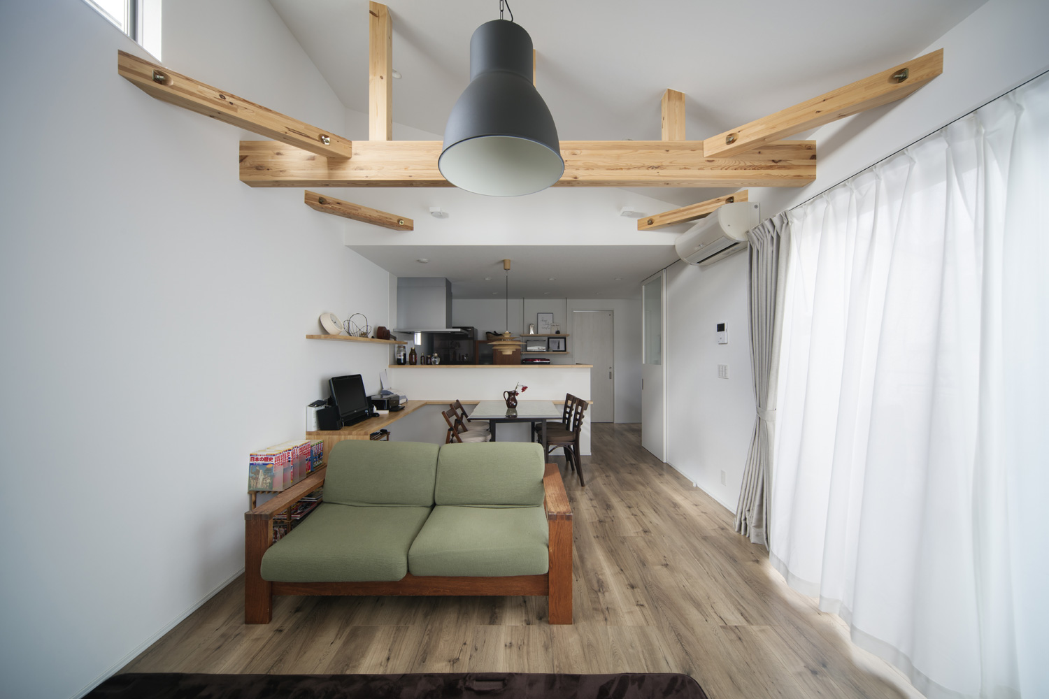 木の梁が見える高天井のLDK・デザイン住宅 注文住宅・デザイン住宅建築実例_『CASE640 nature』_LDK