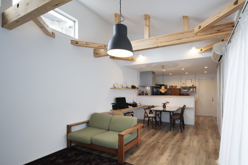 梁の素材感がアクセントとなり、おしゃれ感を出している