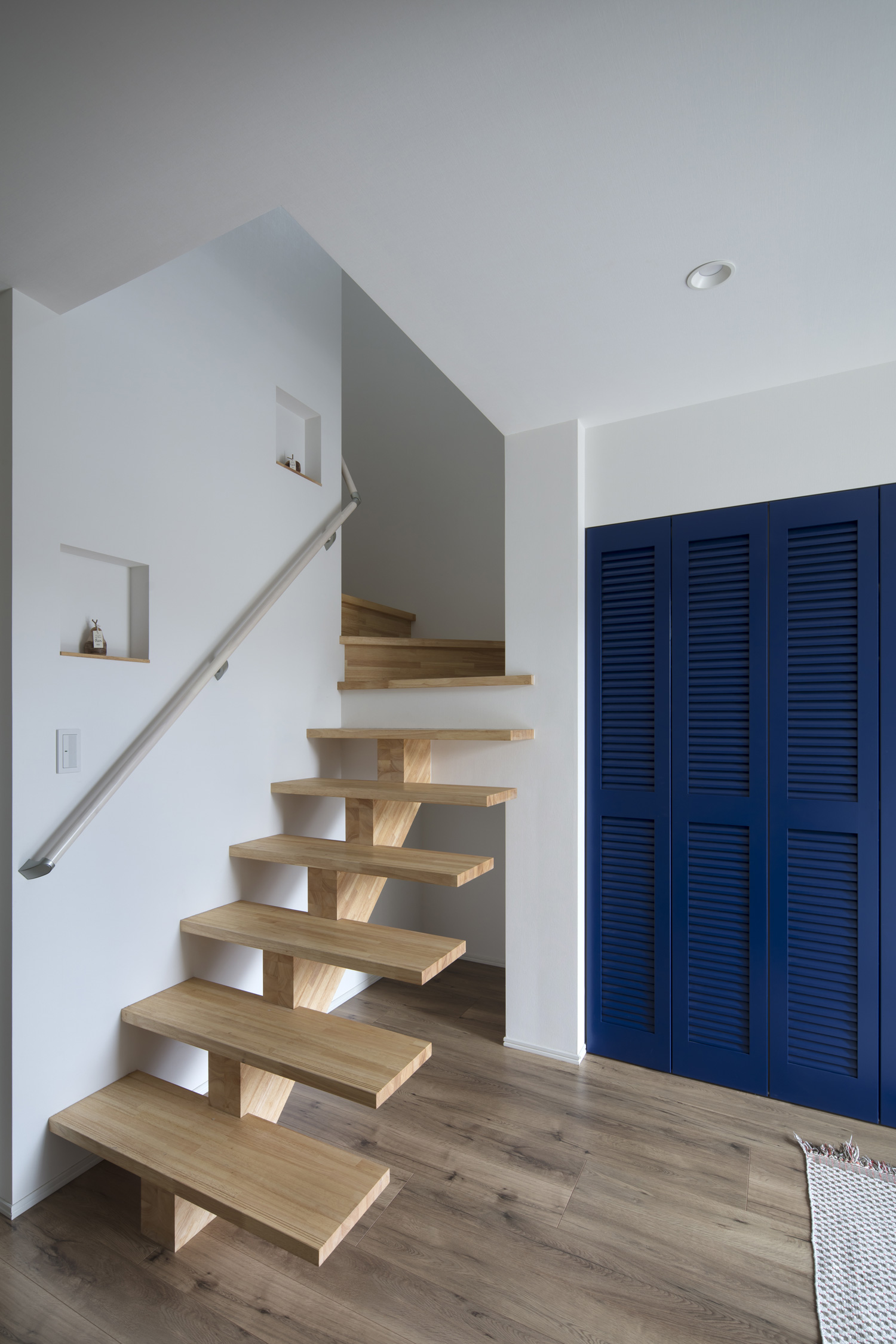 一部分がスケルトンになった木製の階段・デザイン住宅 注文住宅・デザイン住宅建築実例_『CASE640 nature』_階段