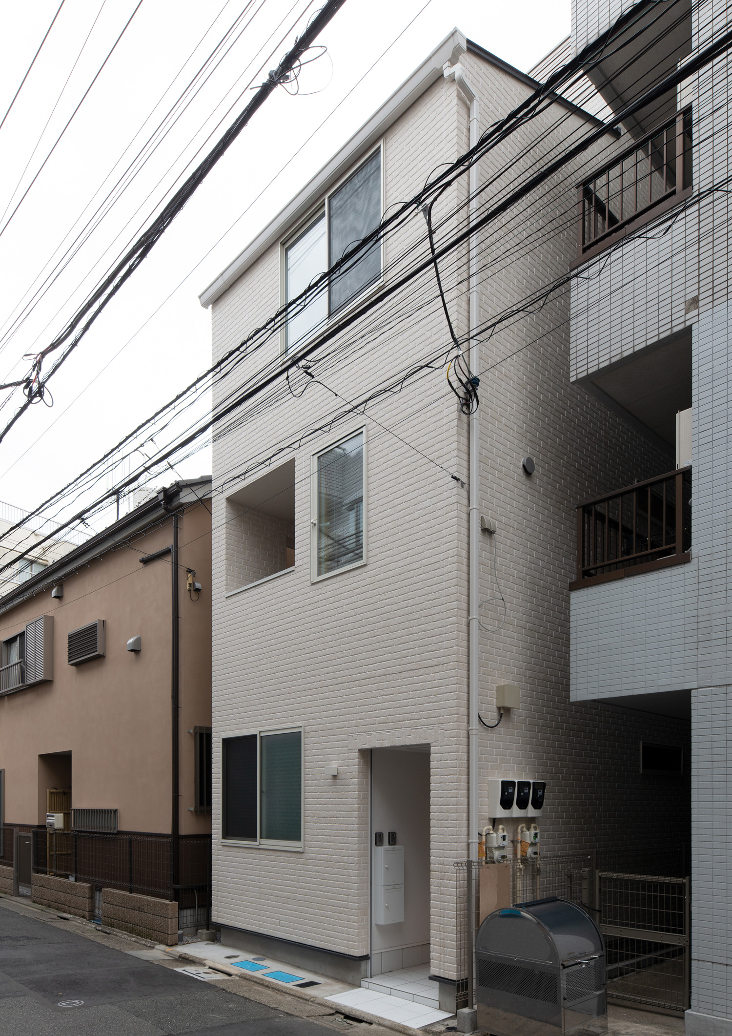 住宅地に建つ三階建て住宅・デザイン住宅 注文住宅・デザイン住宅建築実例_『CASE641 だんだん』_外観